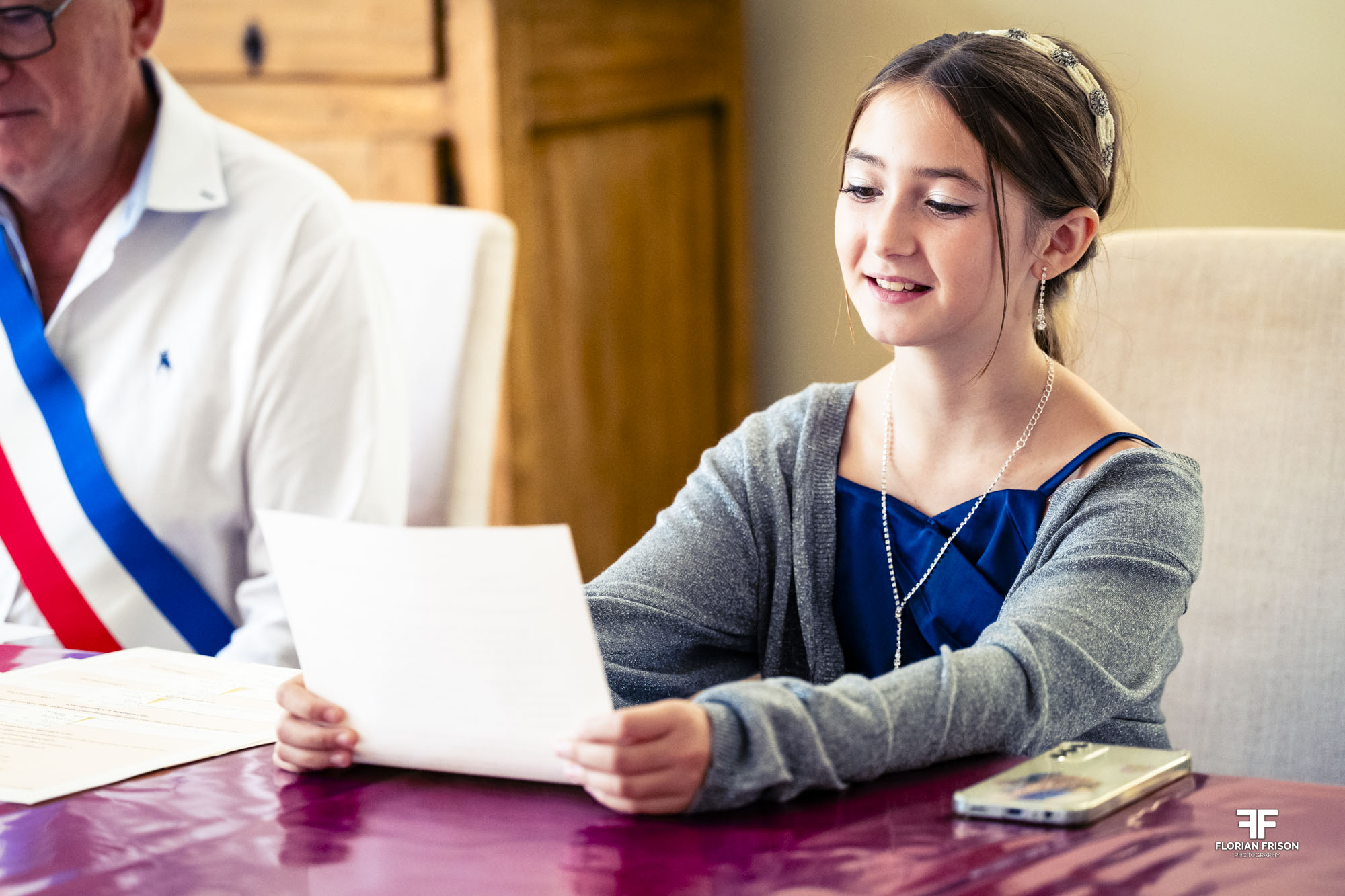 Jeune fille lisant un discours émouvant lors d'une cérémonie de mariage civile à Aubignan - Instant volé.