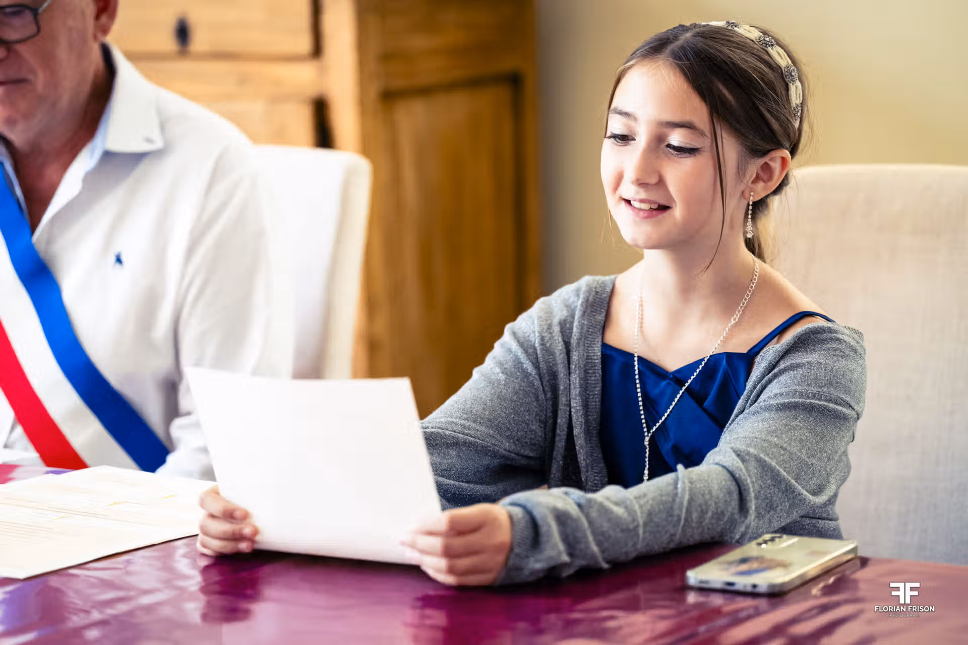 Jeune fille lisant un discours émouvant lors d'une cérémonie de mariage civile à Aubignan - Instant volé.