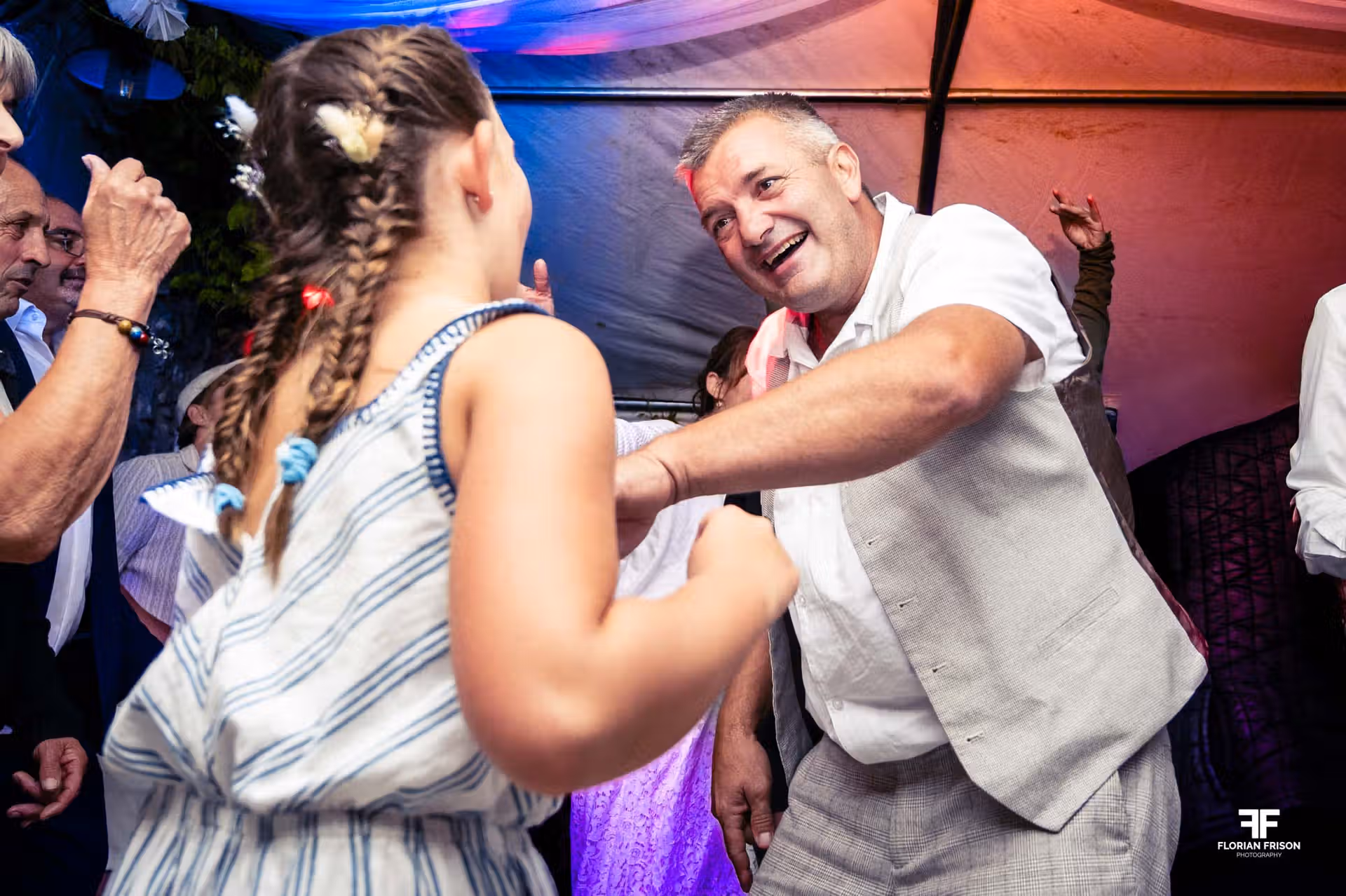 Ambiance festive et danse de mariage au Domaine La Tour, près de Sault et du Mont Ventoux.