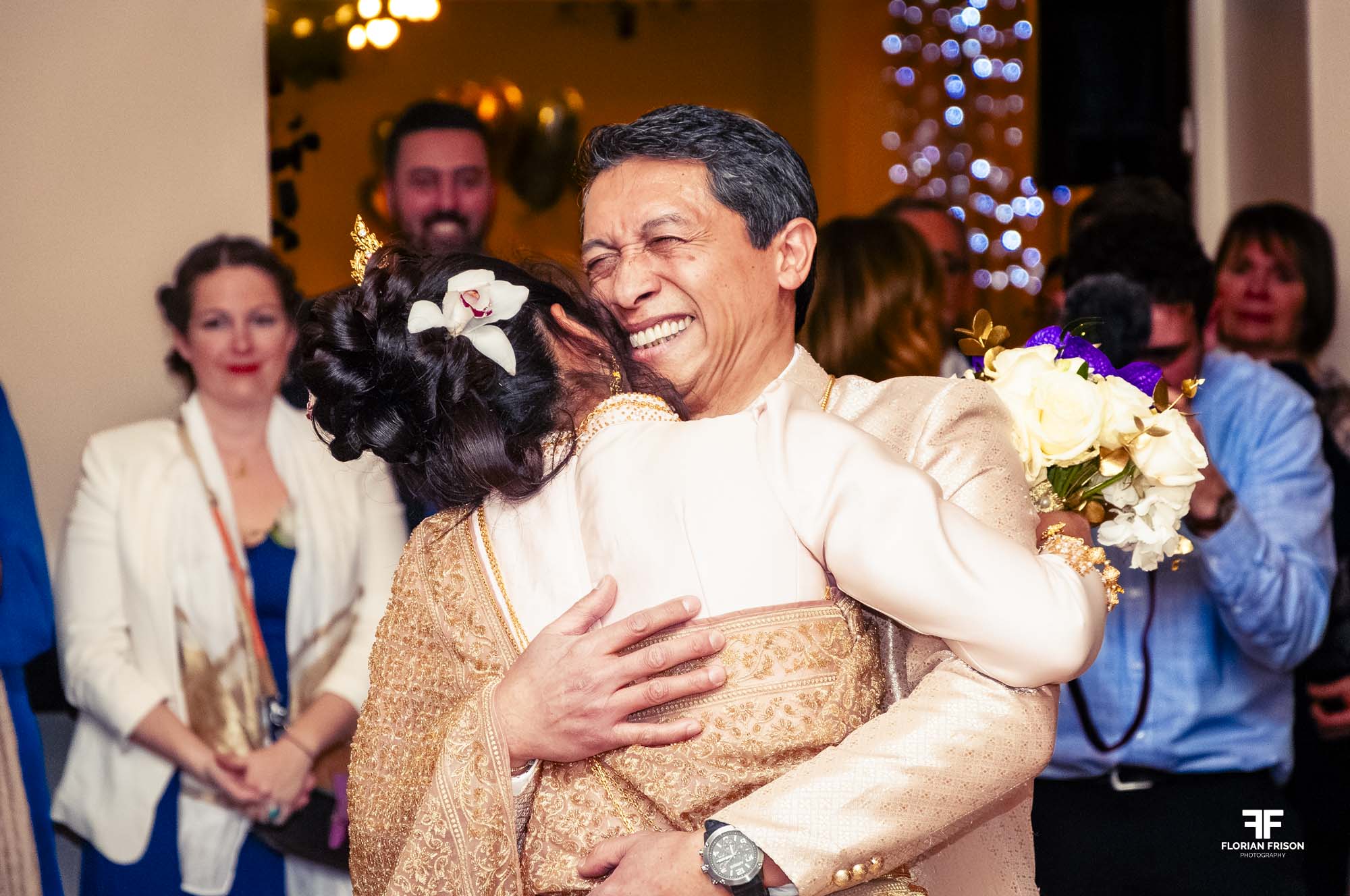 Émotion du marié lors d'une cérémonie traditionnelle de mariage cambodgien à l'Hôtel Aquabella, Aix-en-Provence.