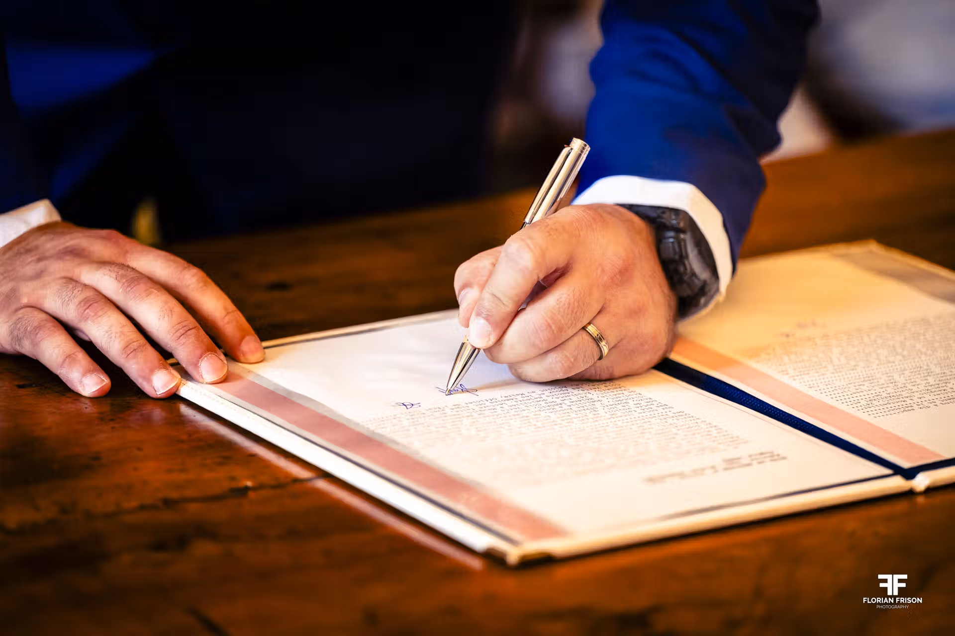 Signature officielle des registres par les mariés lors de la cérémonie civile à la Mairie de Mauguio.