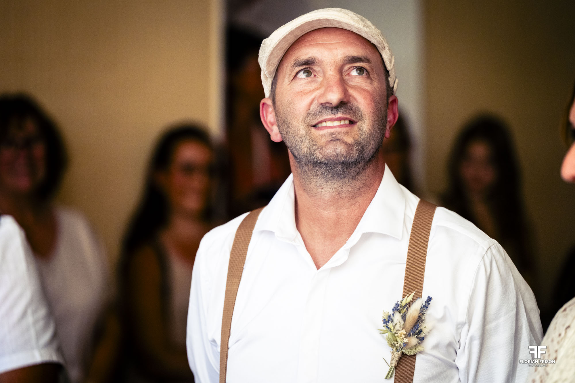 Portrait sur le vif du marié souriant lors d'une cérémonie de mariage à la mairie de Sault, au pied du Mont Ventoux.