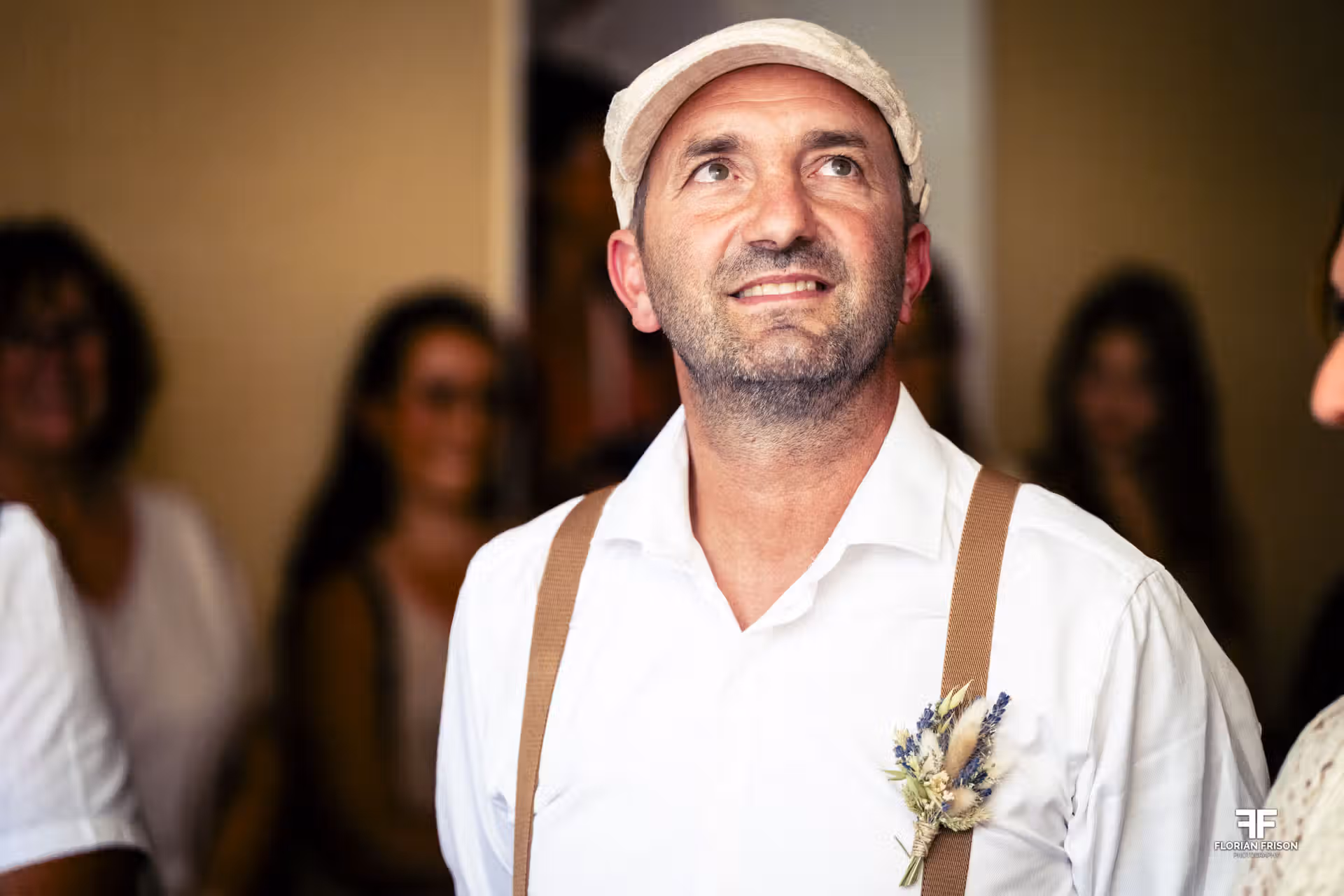 Portrait sur le vif du marié souriant lors d'une cérémonie de mariage à la mairie de Sault, au pied du Mont Ventoux.