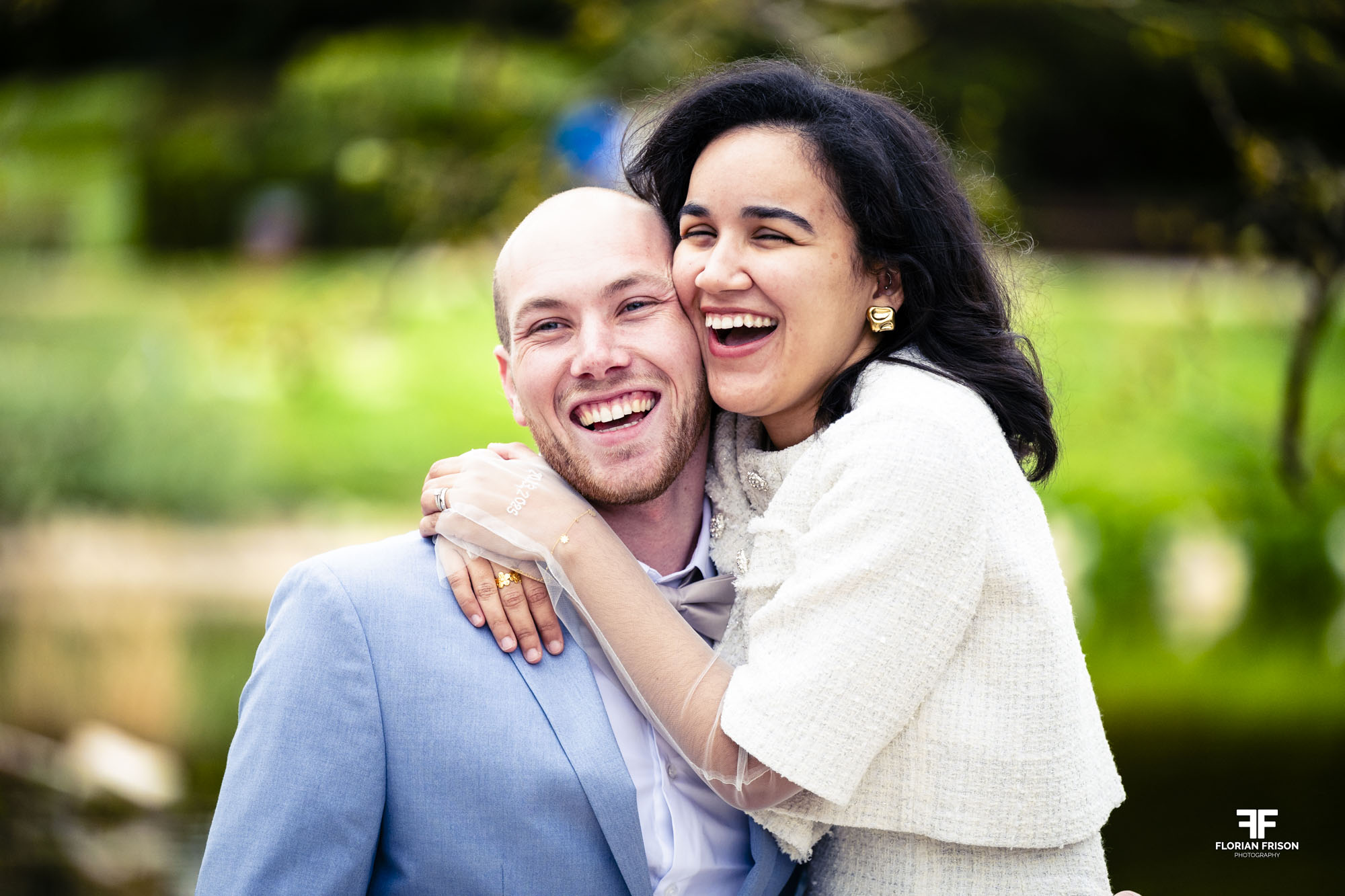 Mariage Civil Parc Maison Blanche Marseille Couple Complice Couple de mariés s'enlaçant avec complicité dans un parc à Marseille - Photographe Mariage Provence.