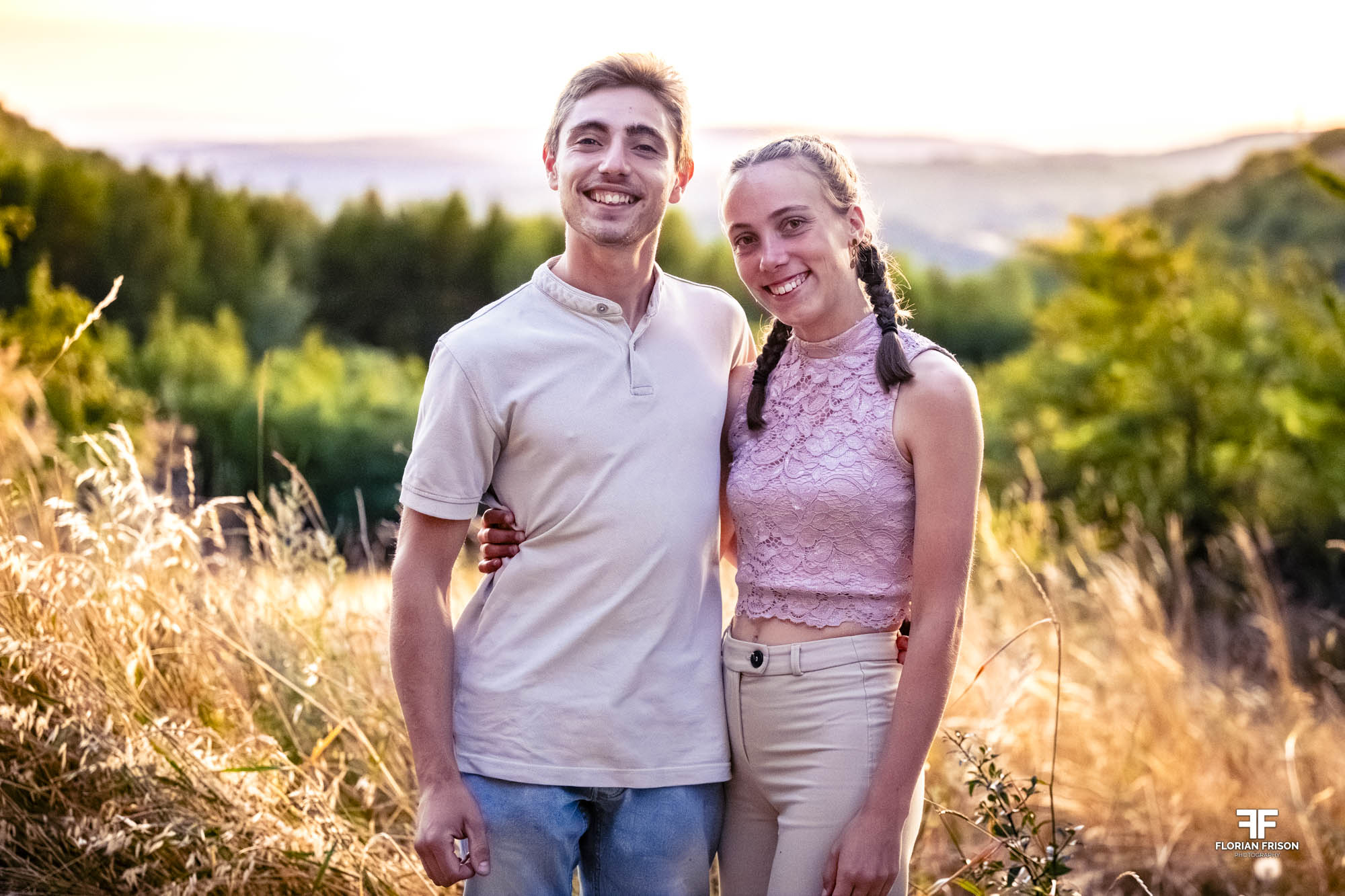 Couple invité posant au couché de soleil, près de Sault et du Mont Ventoux.