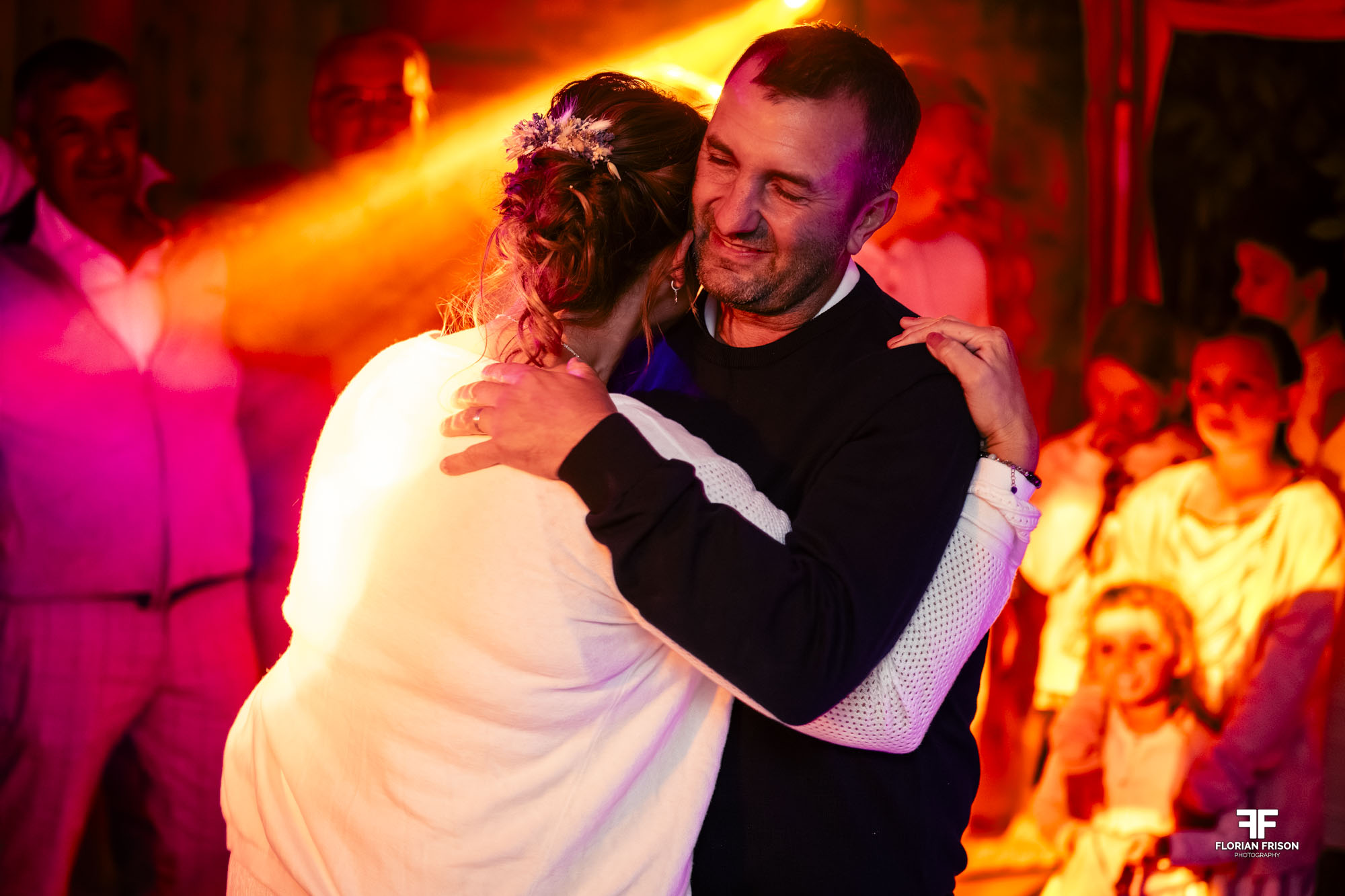 Soiree-Mariage-Domaine-La-Tour-Sault-Ventoux Ambiance festive et première danse de mariage au Domaine La Tour, près de Sault et du Mont Ventoux.