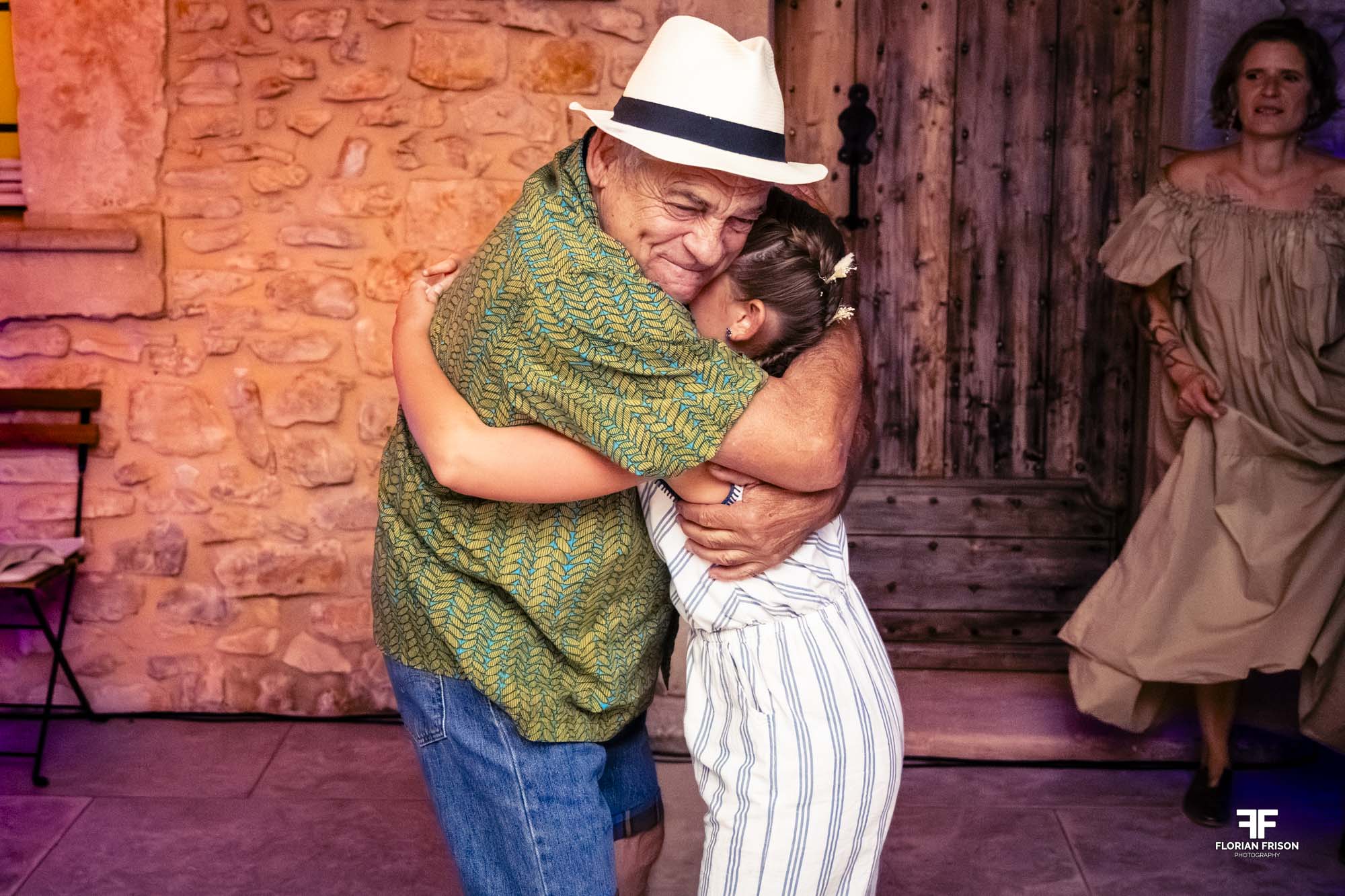 Soiree-Mariage-Domaine-La-Tour-Sault-Ventoux Emotion entre un grand-père et sa petite fille, Ambiance festive et danse de mariage au Domaine La Tour, près de Sault et du Mont Ventoux.