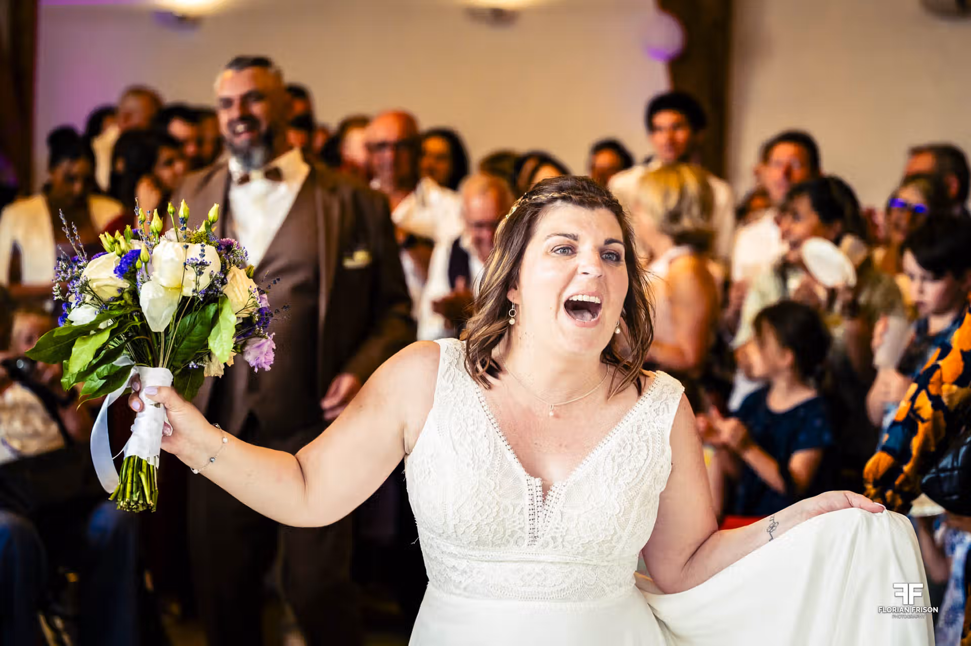 Entrée rayonnante des mariés dans la salle de réception. Un moment de joie pure lors d'un mariage authentique dans le Gard, près de Nîmes.