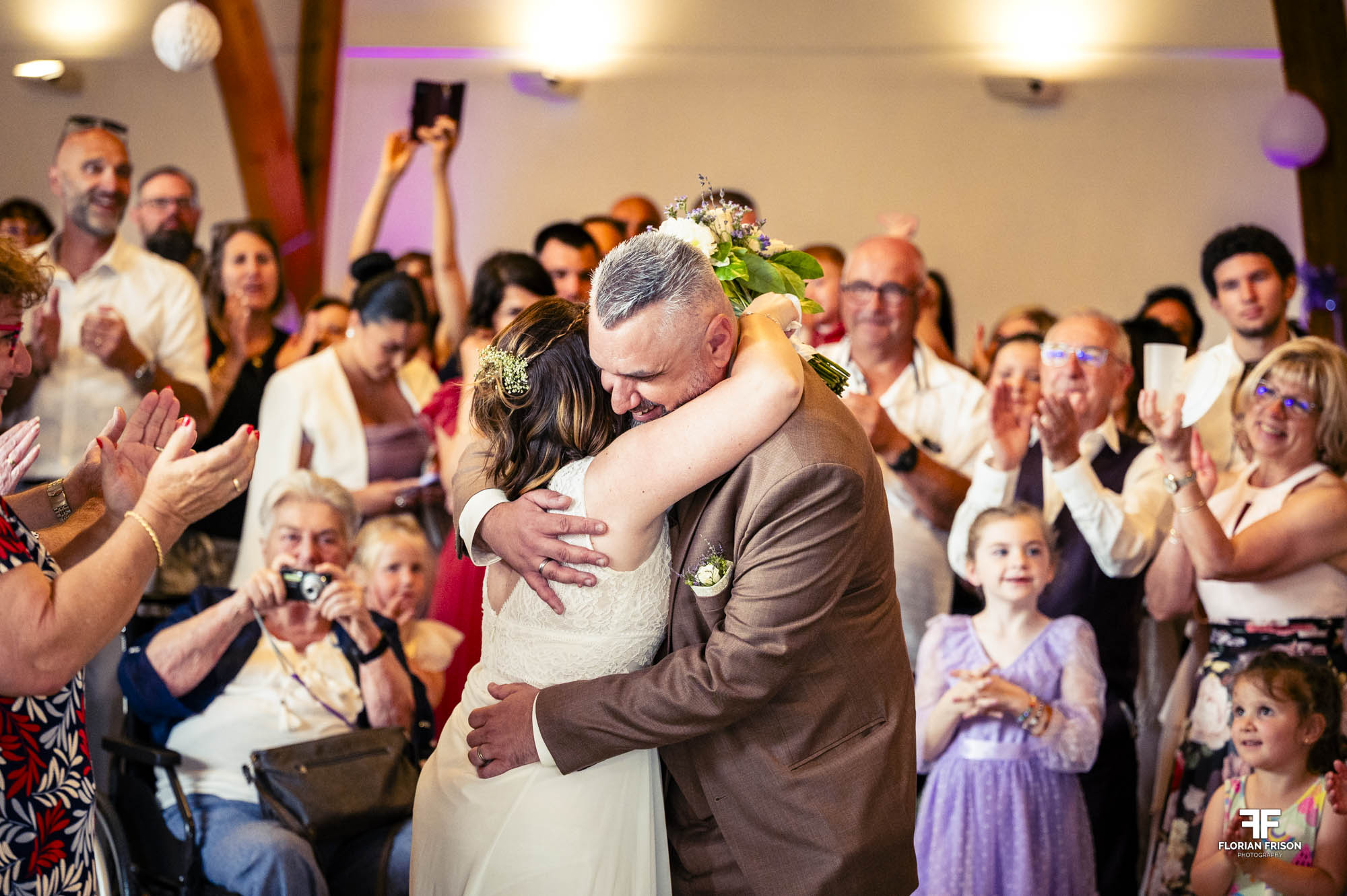Entrée rayonnante des mariés dans la salle de réception. Un moment de joie pure lors d'un mariage authentique dans le Gard, près de Nîmes.
