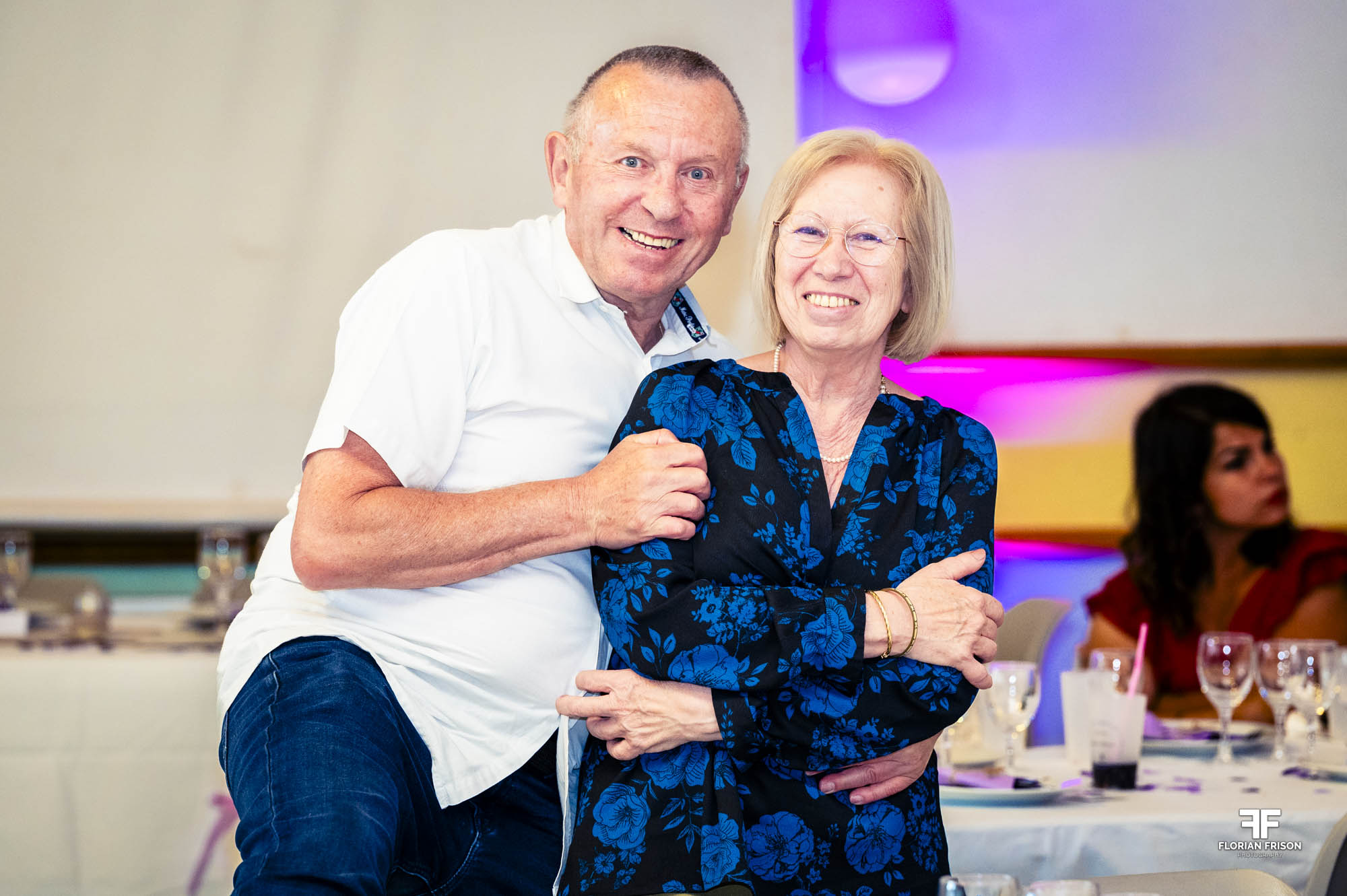 Pose-Salle-Mariage-Gard-Nimes-Emotion Un couple d'invité pose dans la joie lors d'un mariage authentique dans le Gard, près de Nîmes.