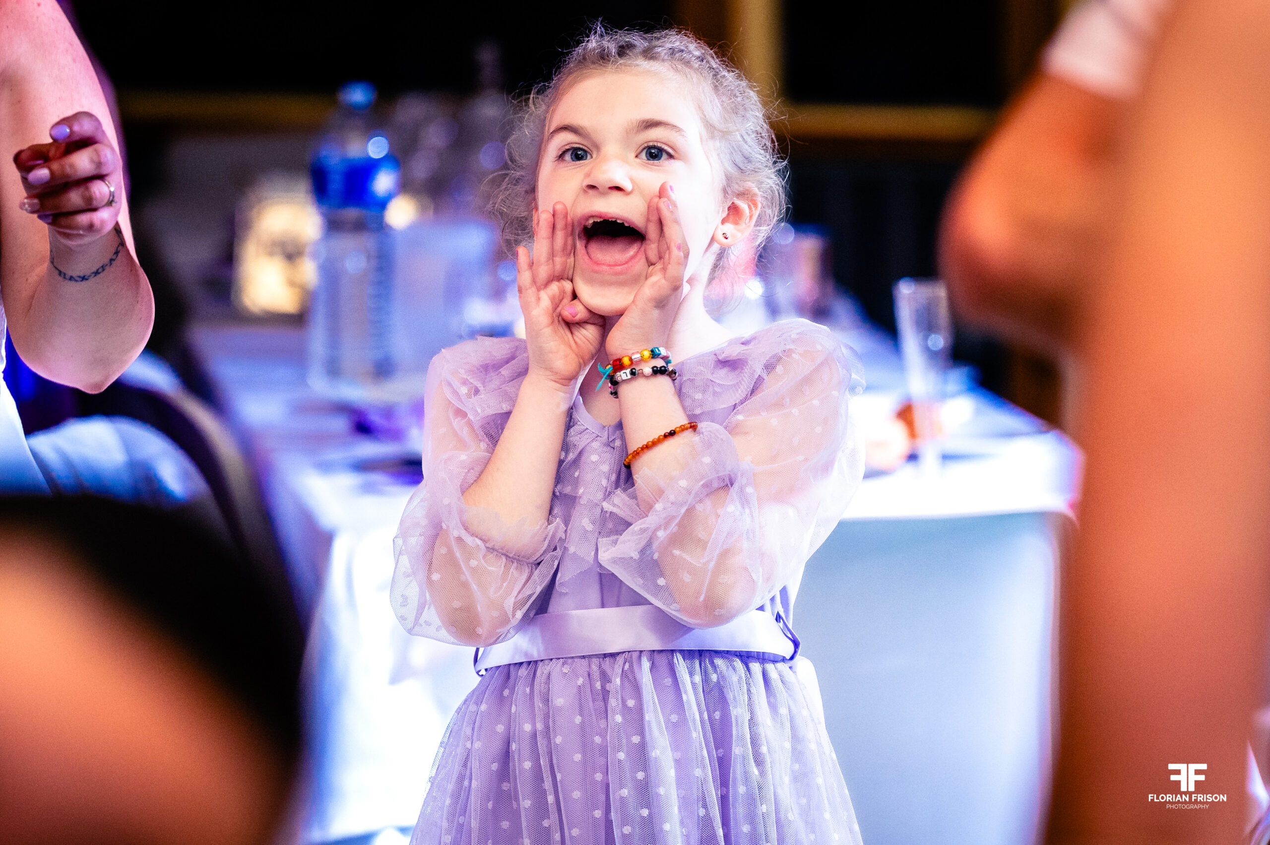 Enfant-Crie-Mariage-Gard-Nimes-Emotion Enfant qui crie lors d'un mariage authentique dans le Gard, près de Nîmes.