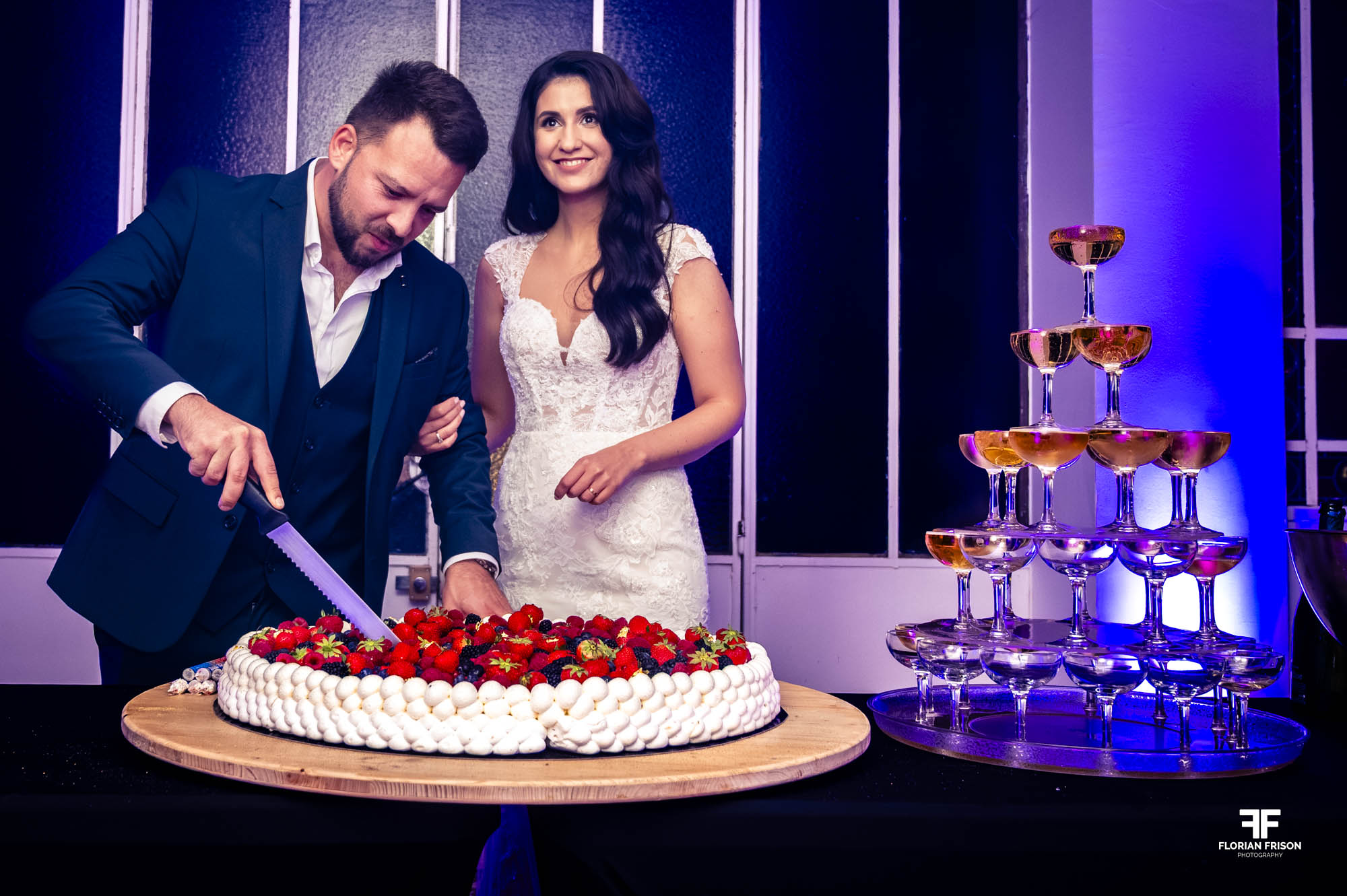 Découpe du gateau au Château La Beaumetane - Florian Frison Photographe Mariage Provence.