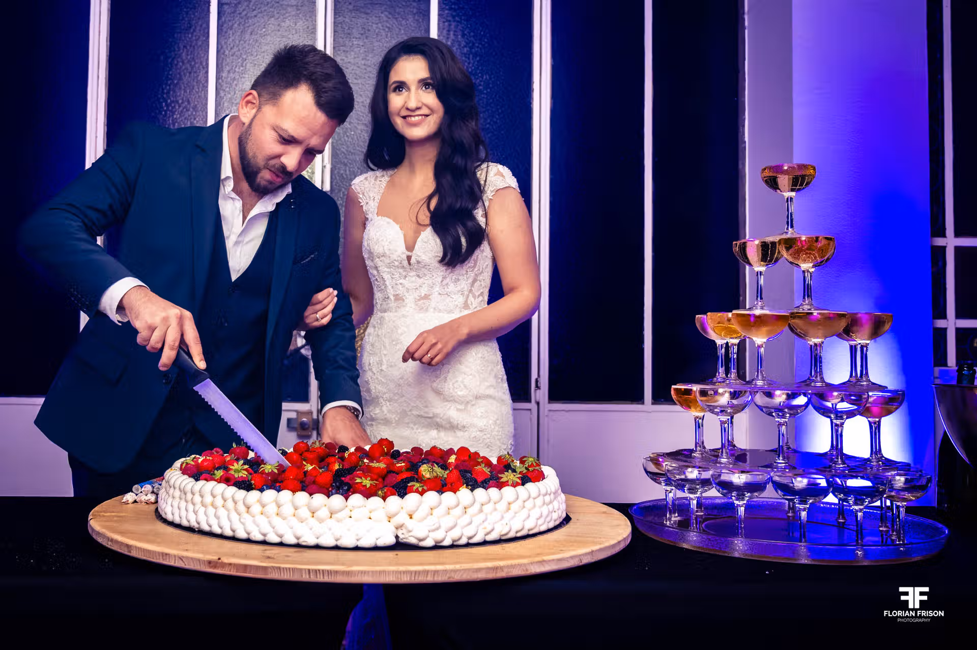 Découpe du gateau au Château La Beaumetane - Florian Frison Photographe Mariage Provence.