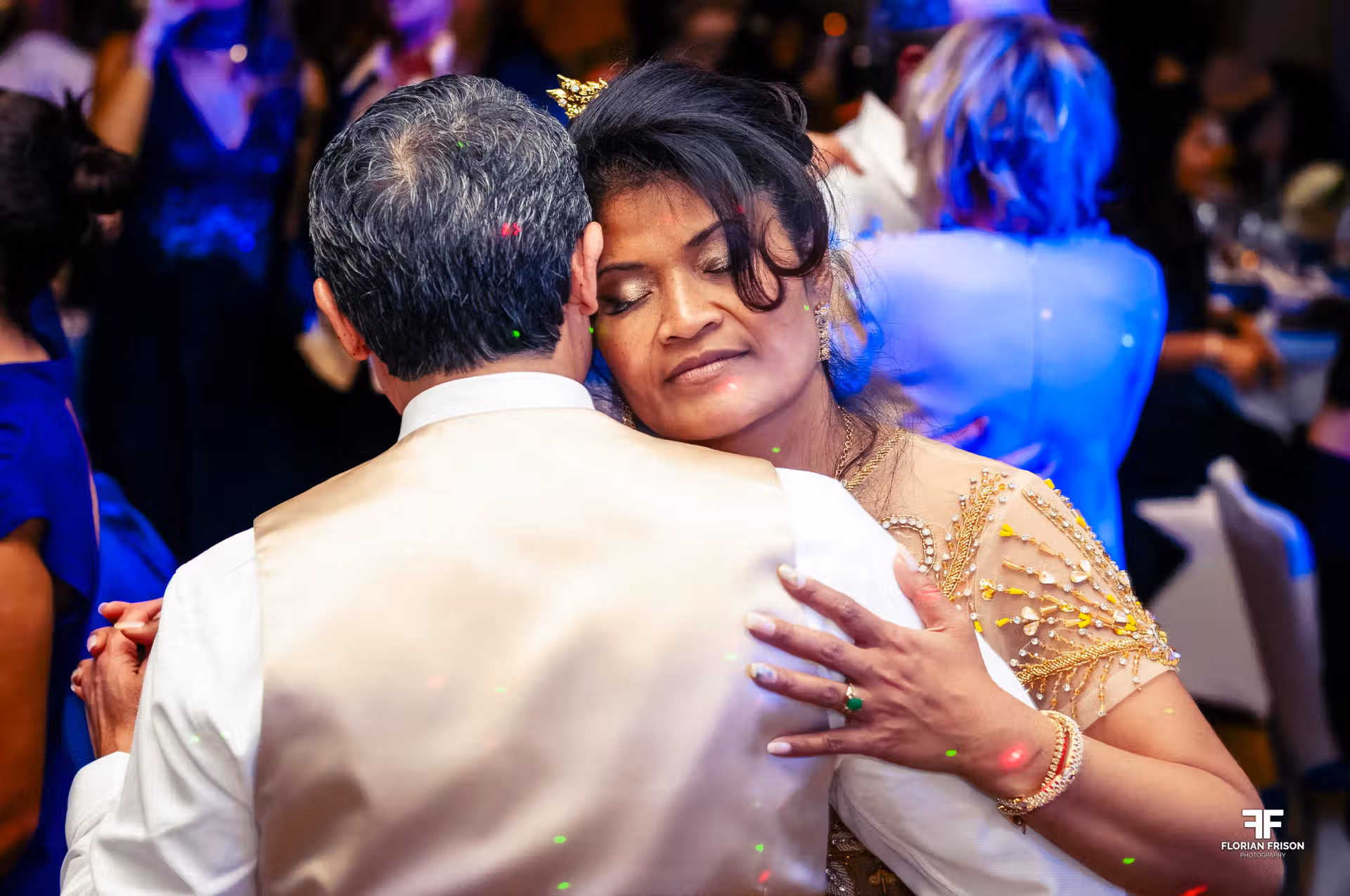 Première danse lors d'une cérémonie traditionnelle de mariage cambodgien à l'Hôtel Aquabella, Aix-en-Provence.