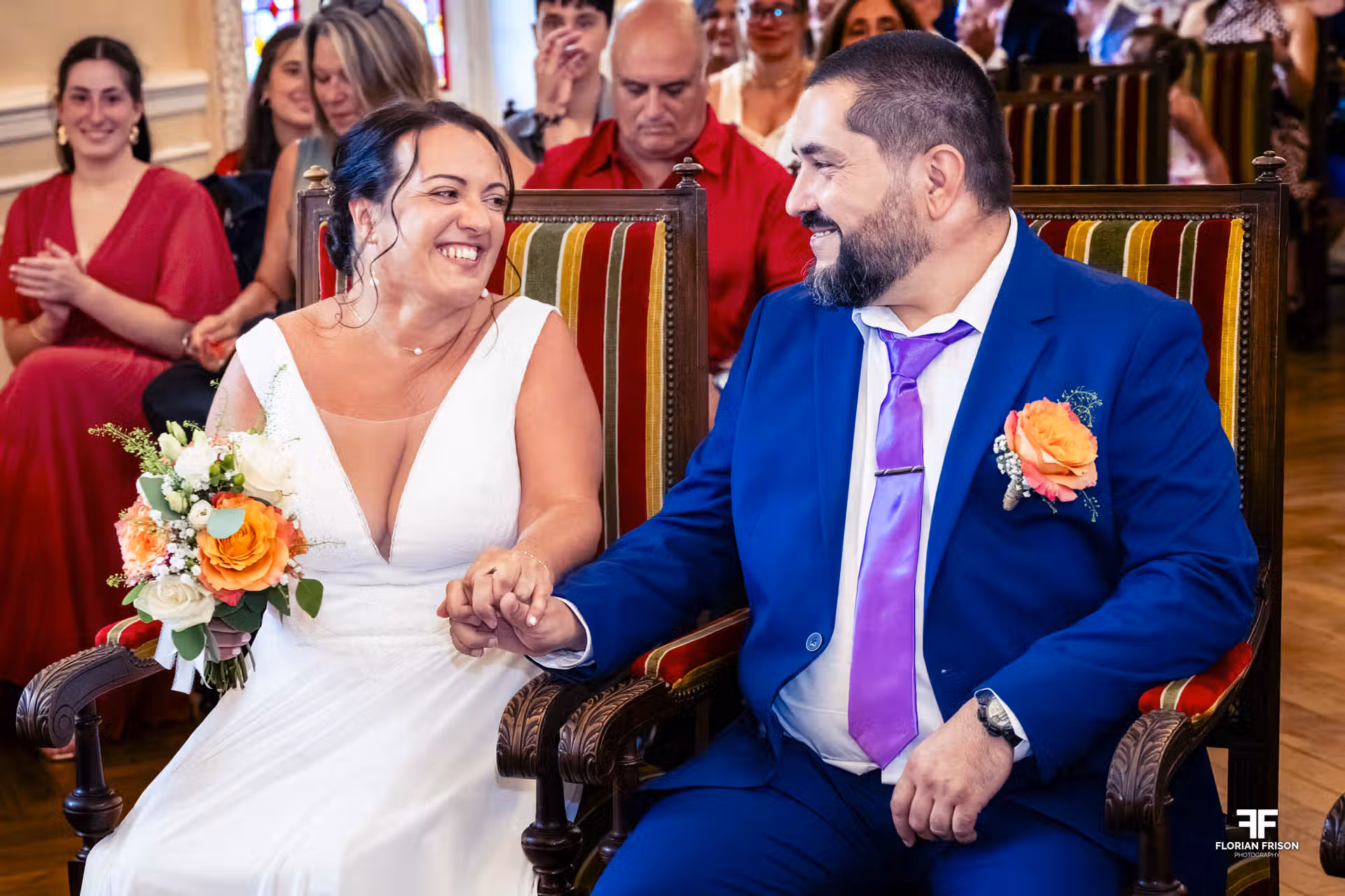 Regard complice des mariés lors de la Cérémonie civile à la Mairie de Mauguio.