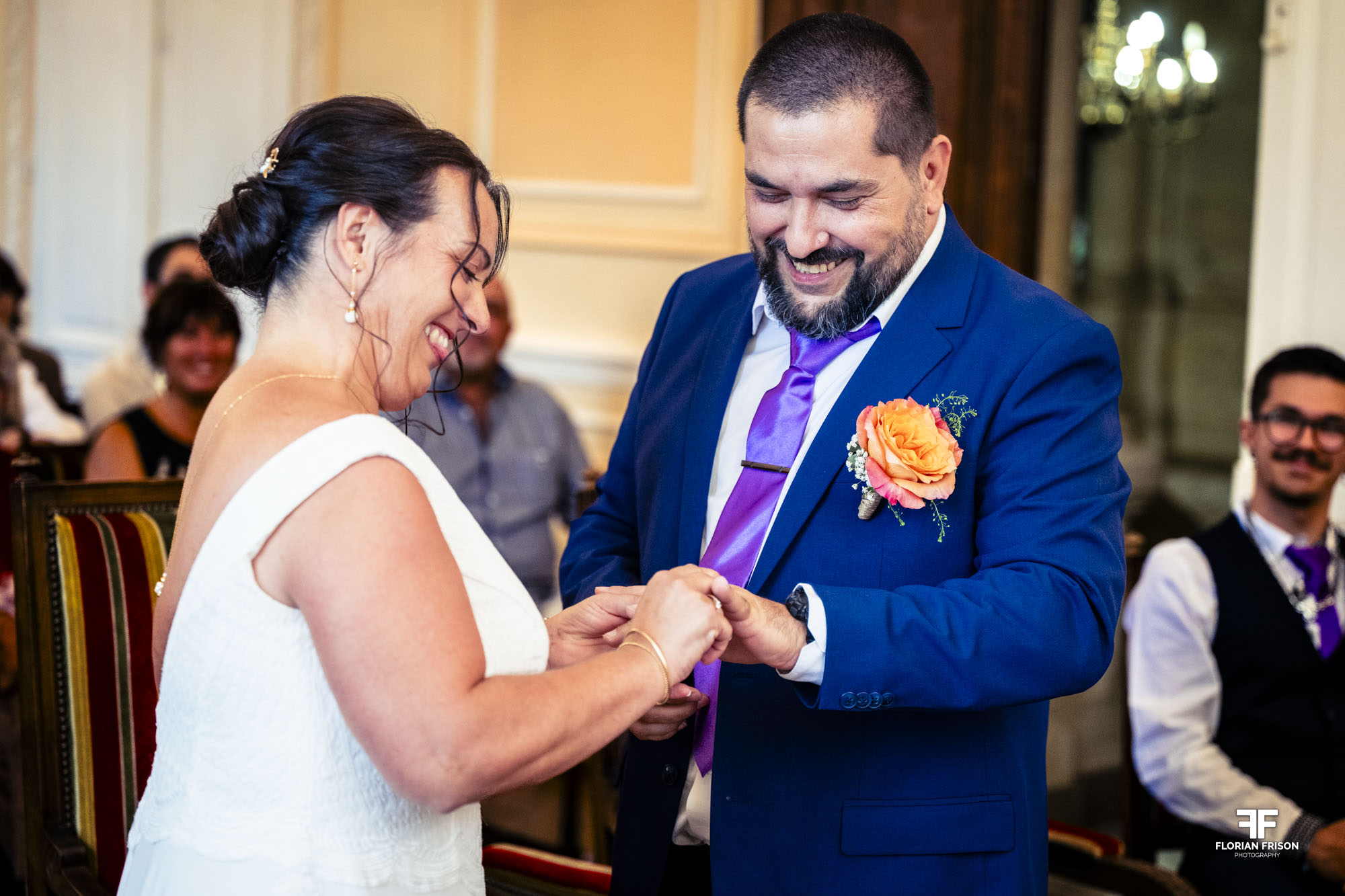 Remise des alliances par les mariés lors de la cérémonie civile à la Mairie de Mauguio.
