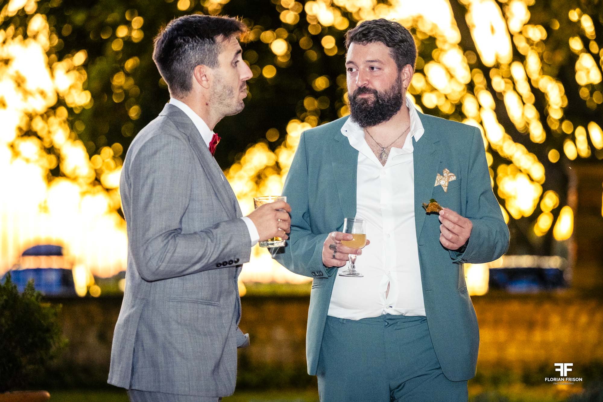 Invités au soleil couchant du Château La Beaumetane - Florian Frison Photographe Mariage Provence.