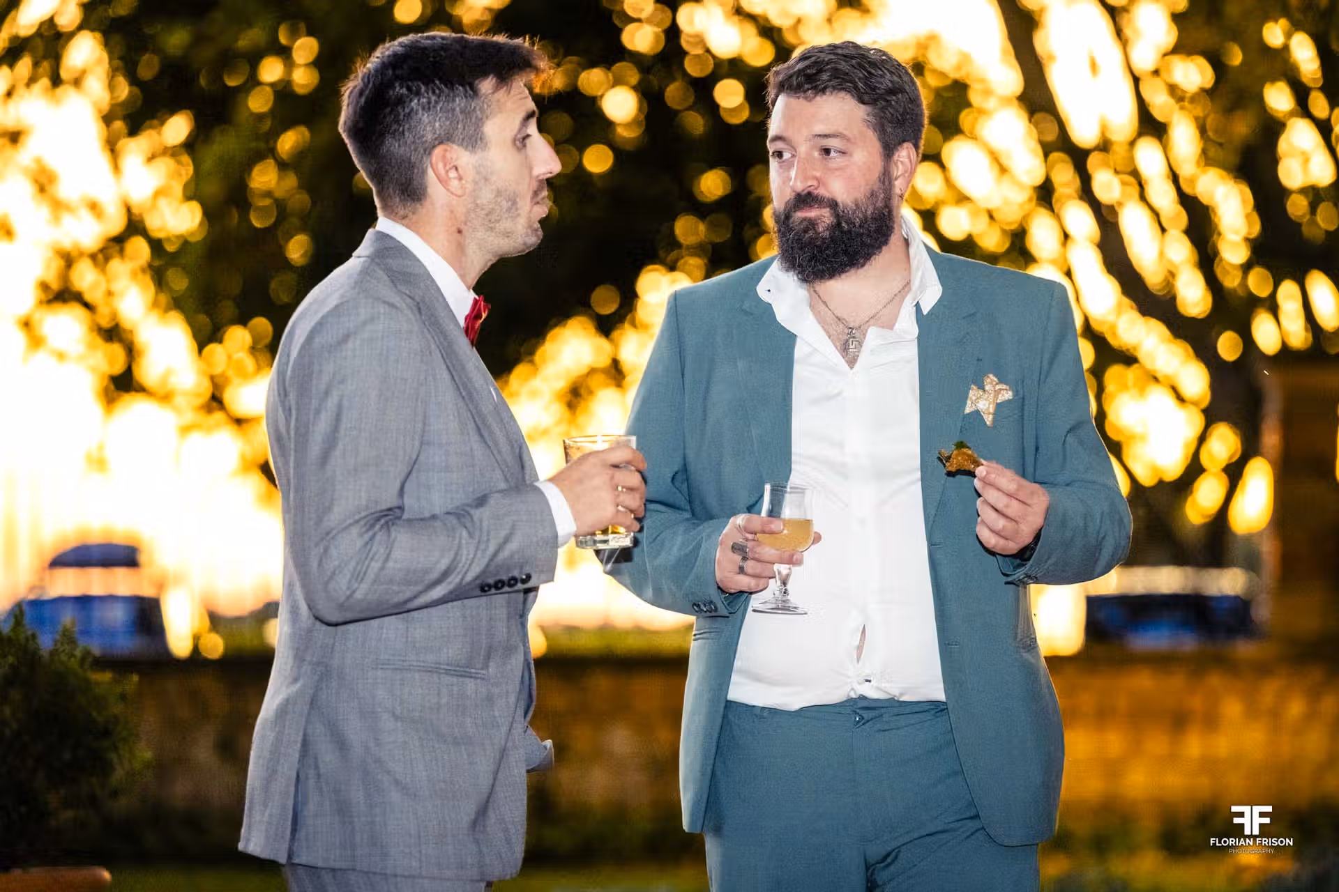Invités au soleil couchant du Château La Beaumetane - Florian Frison Photographe Mariage Provence.