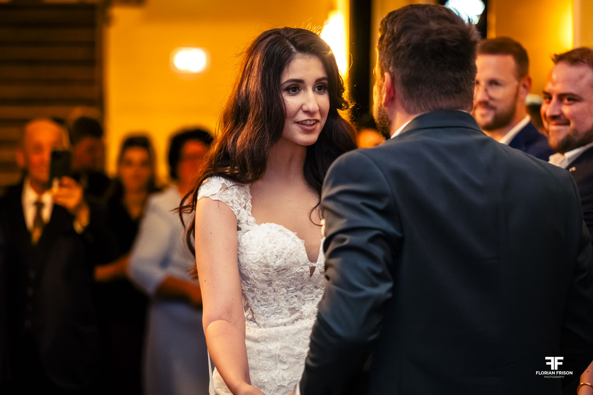 Regard de la mariée sur son époux au Château La Beaumetane - Florian Frison Photographe Mariage Provence.