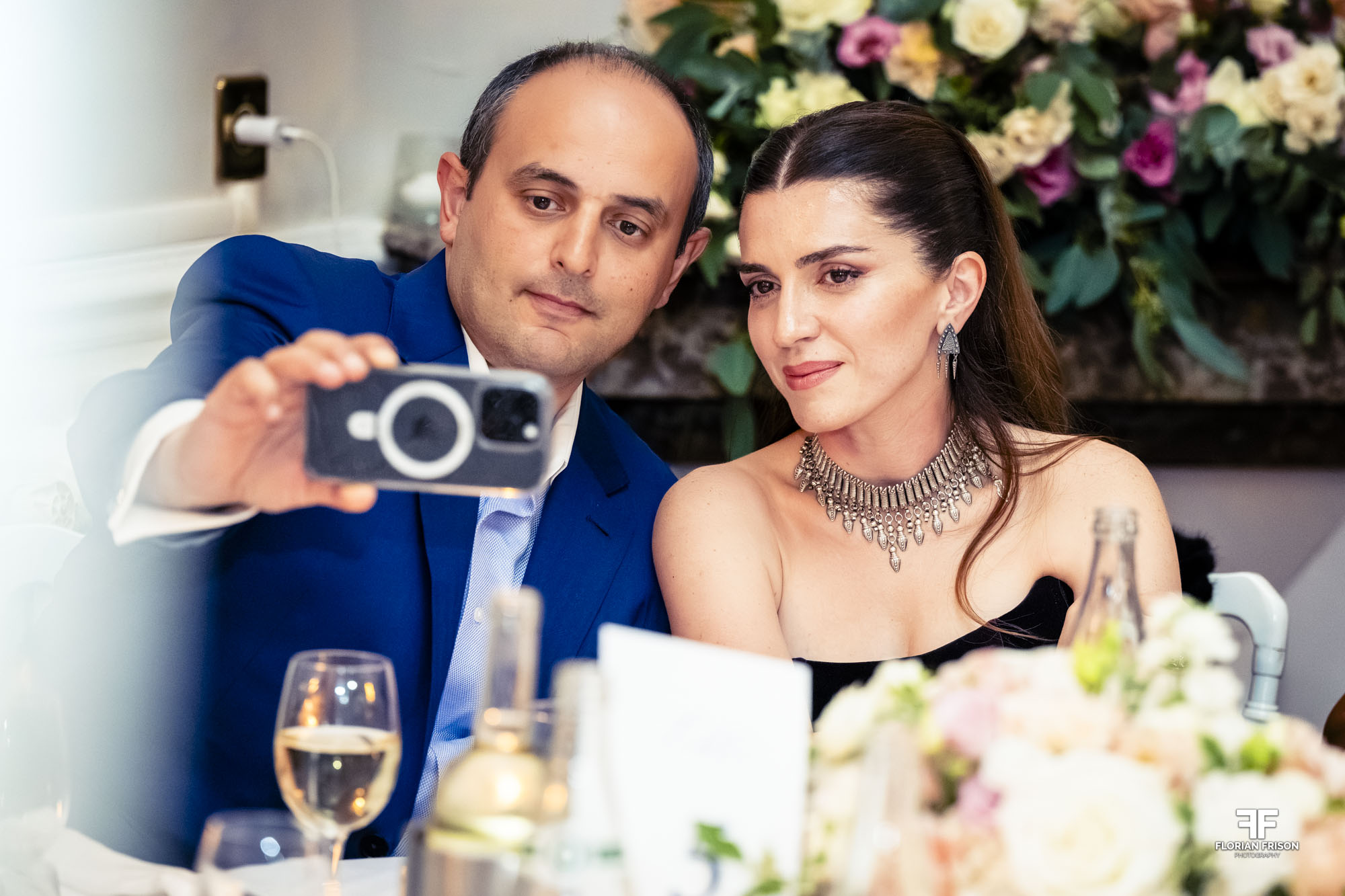 Couple faisant un selfie au Château La Beaumetane - Florian Frison Photographe Mariage Provence.