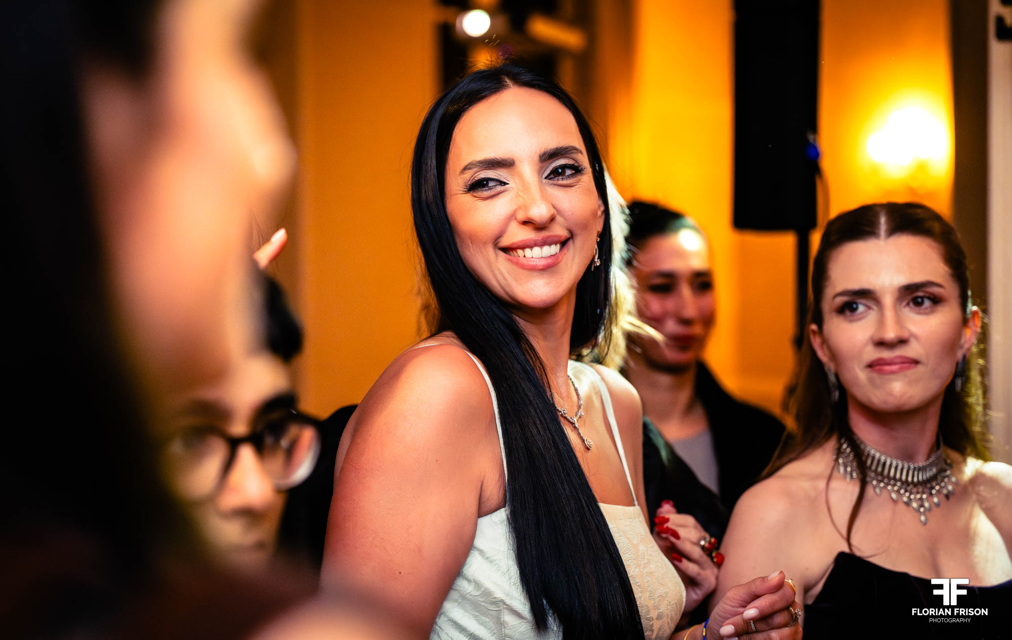 Portrait invitée élégante sourire naturel soirée mariage russe Château la Beaumetane.