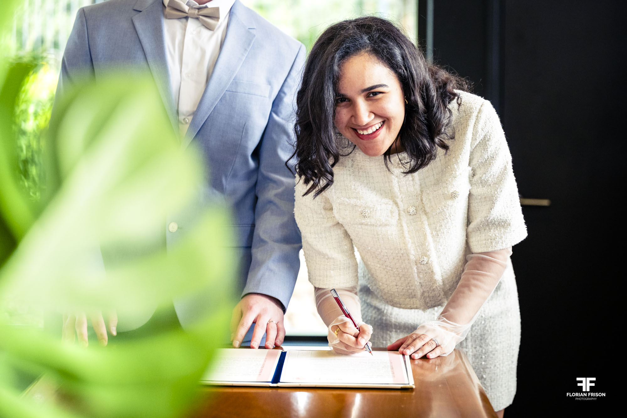 Signature-Mariée-Mariage-Parc-Maison-Blanche-Marseille Signature de la mariée dans la mairie de la Maison Blanche (Mairie 9/10) à Marseille.