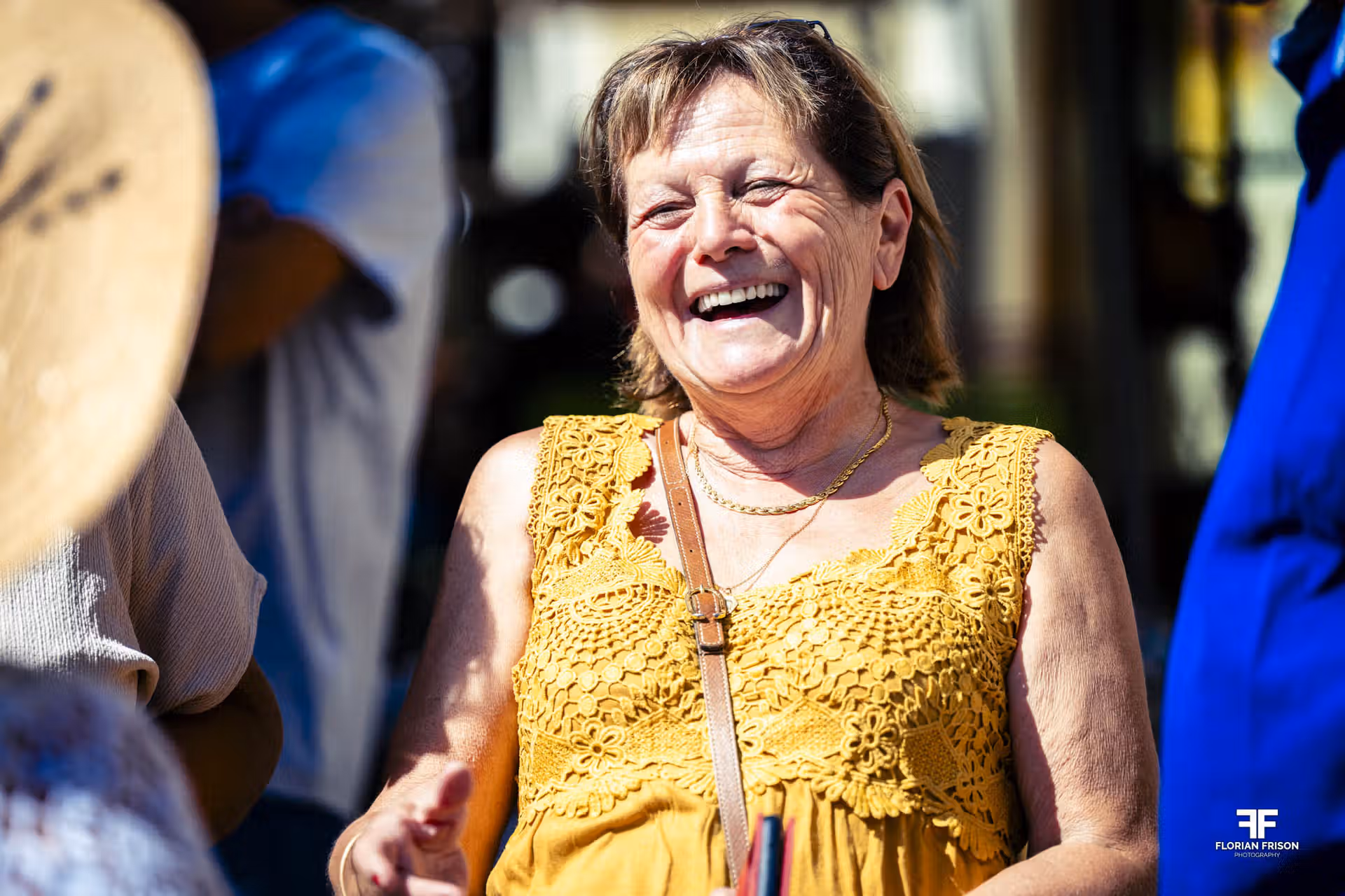 Portrait sur le vif d'une invitée souriant lors d'une cérémonie de mariage à la mairie de Sault, au pied du Mont Ventoux.