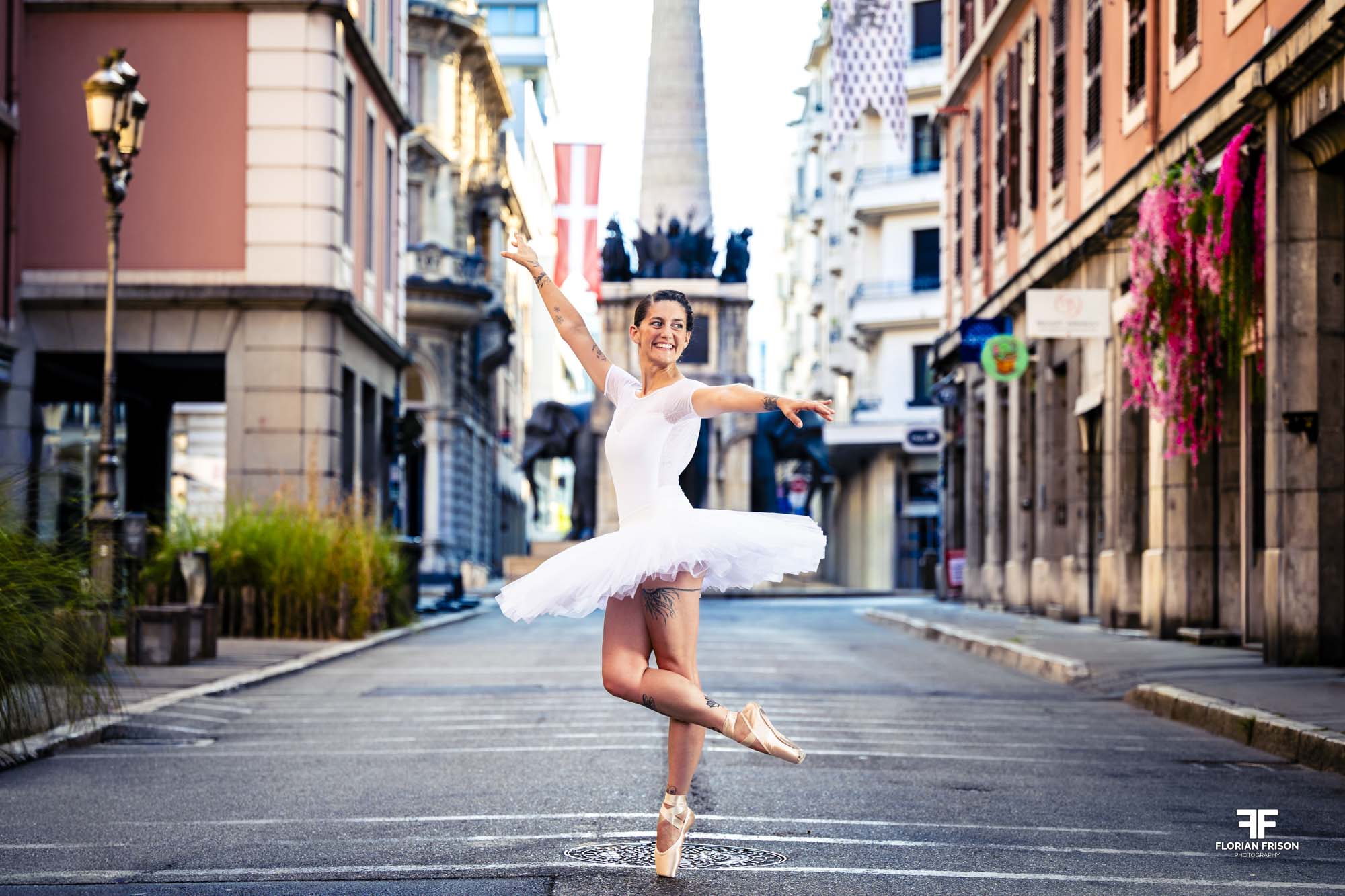 Danseuse du studio 6th Art (Aix-les-Bains) posant en tutu dans les rues piétonnes de Chambéry.