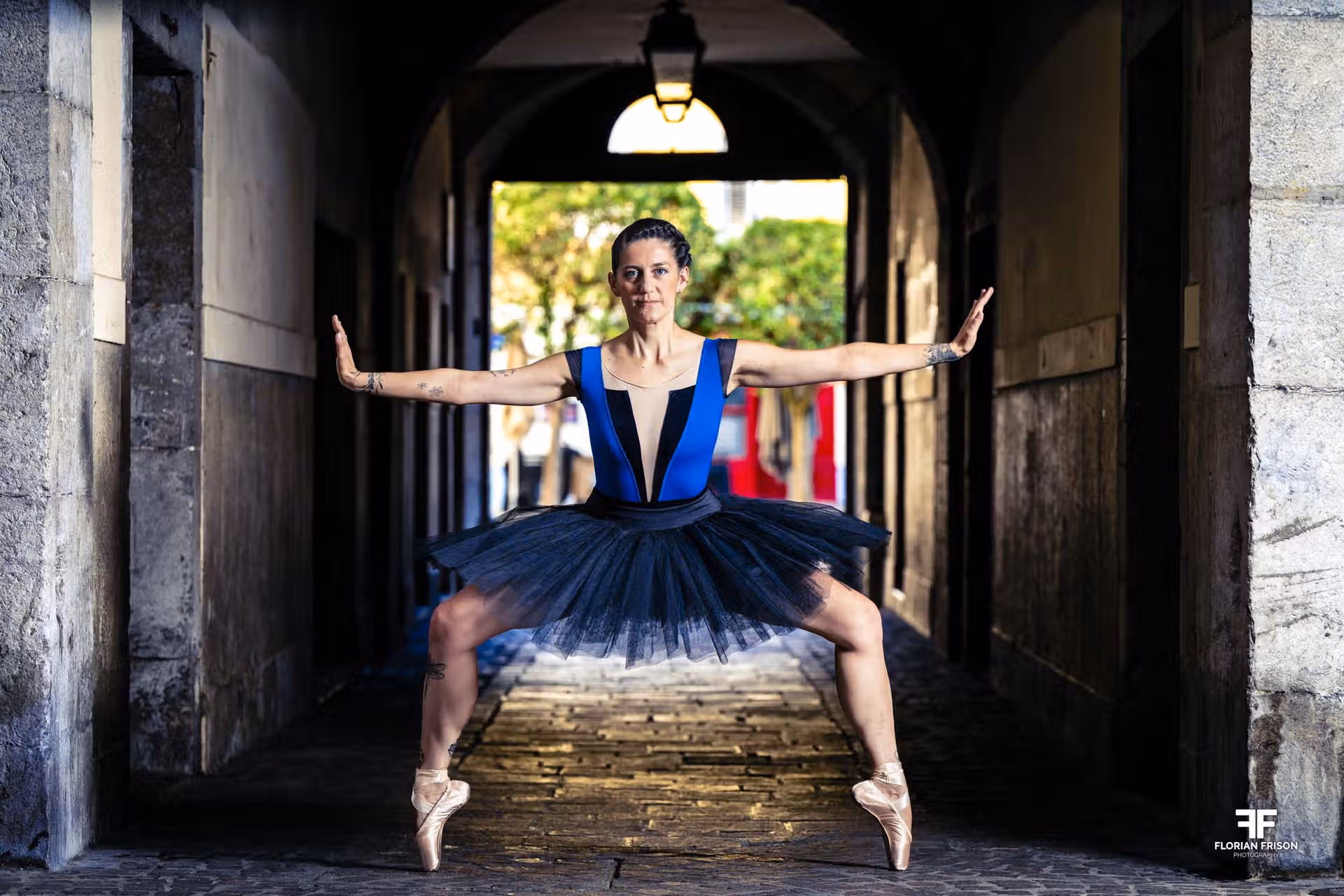 Danseuse du studio 6th Art (Aix-les-Bains) posant en tutu dans les rues piétonnes de Chambéry.