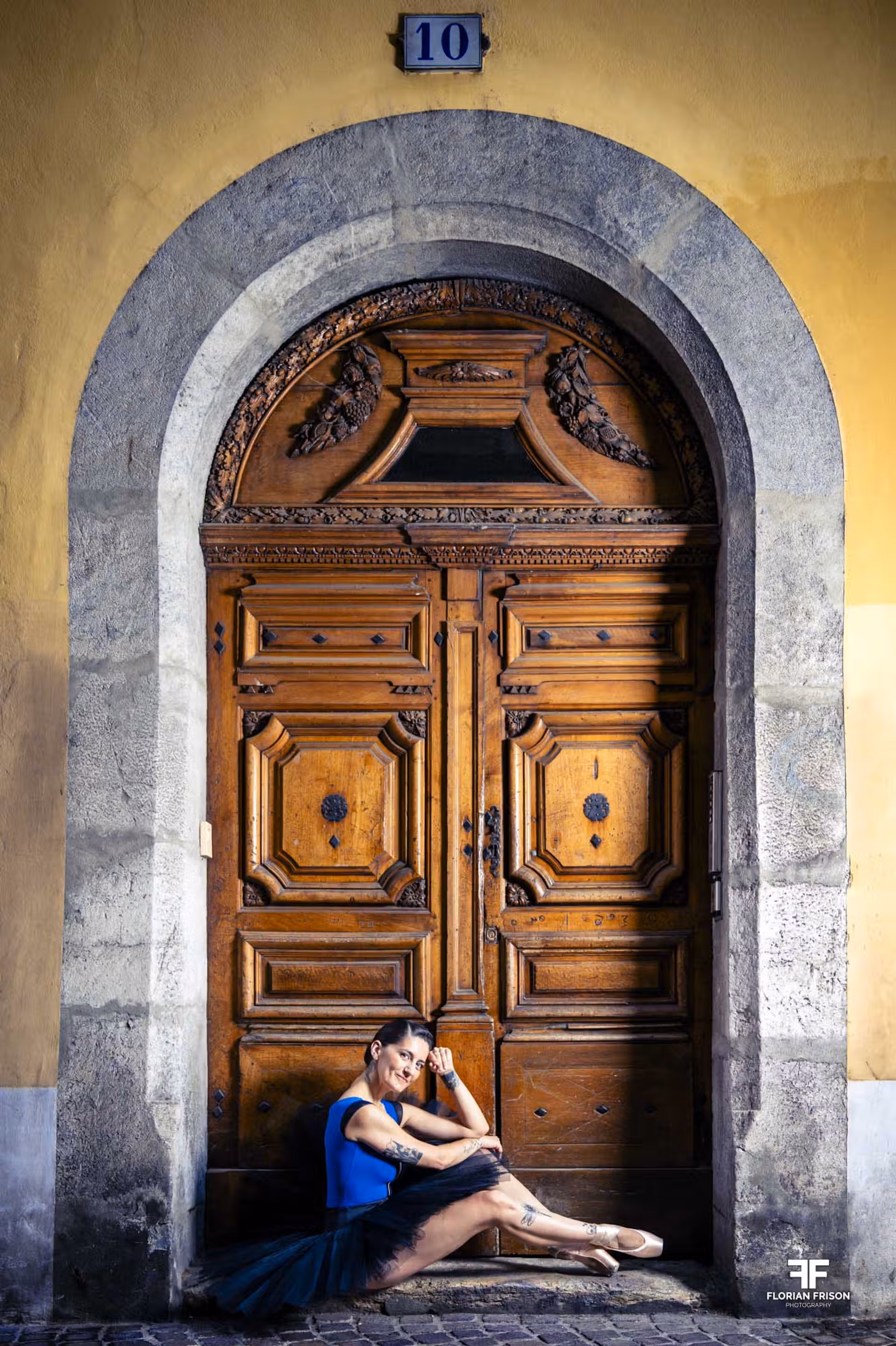 Danseuse du studio 6th Art (Aix-les-Bains) posant en tutu dans les rues piétonnes de Chambéry.
