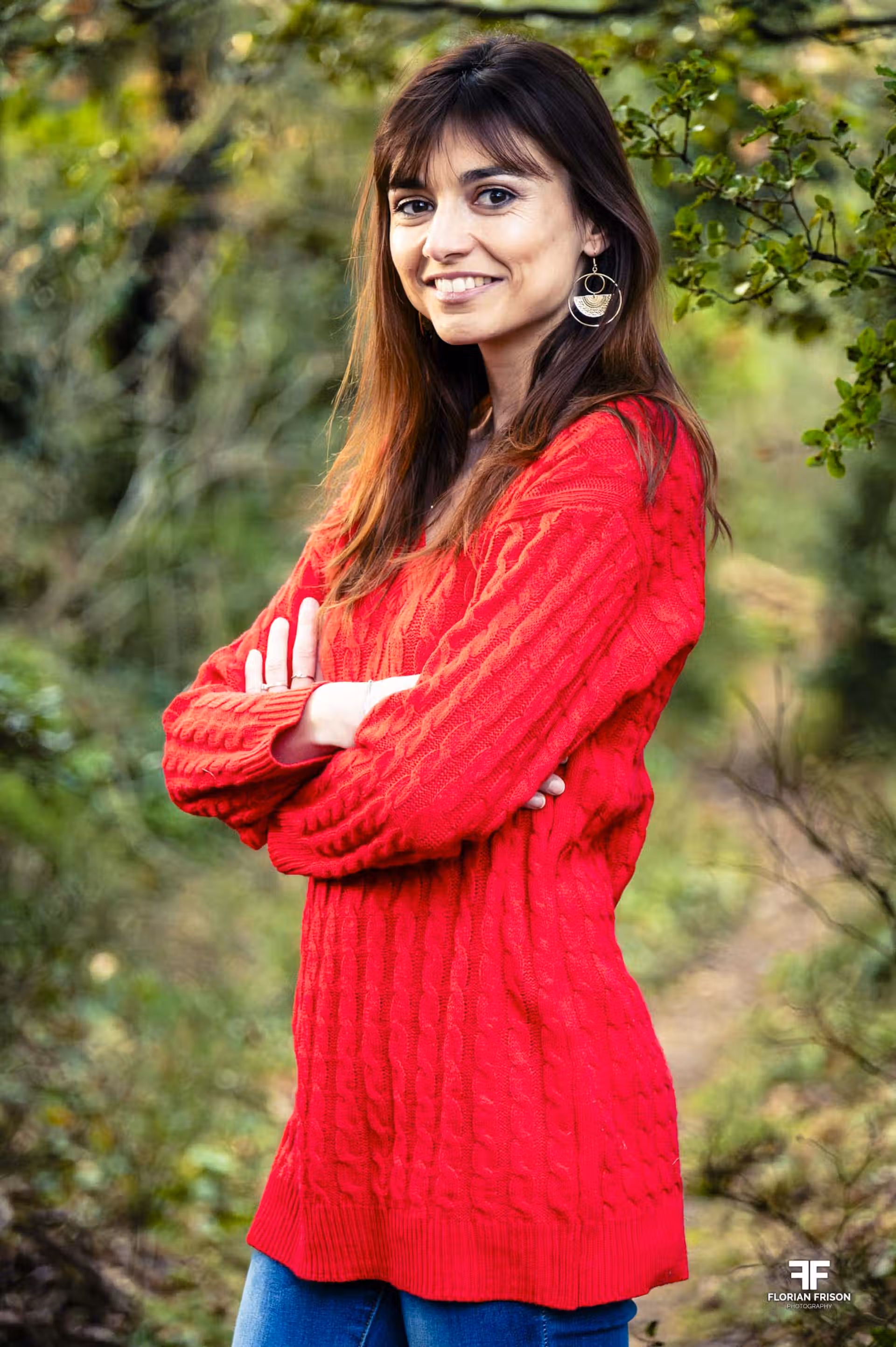 Portrait lifestyle naturel d'une jeune femme assise sur les rochers du plateau de Vernègues, près de Salon-de-Provence.
