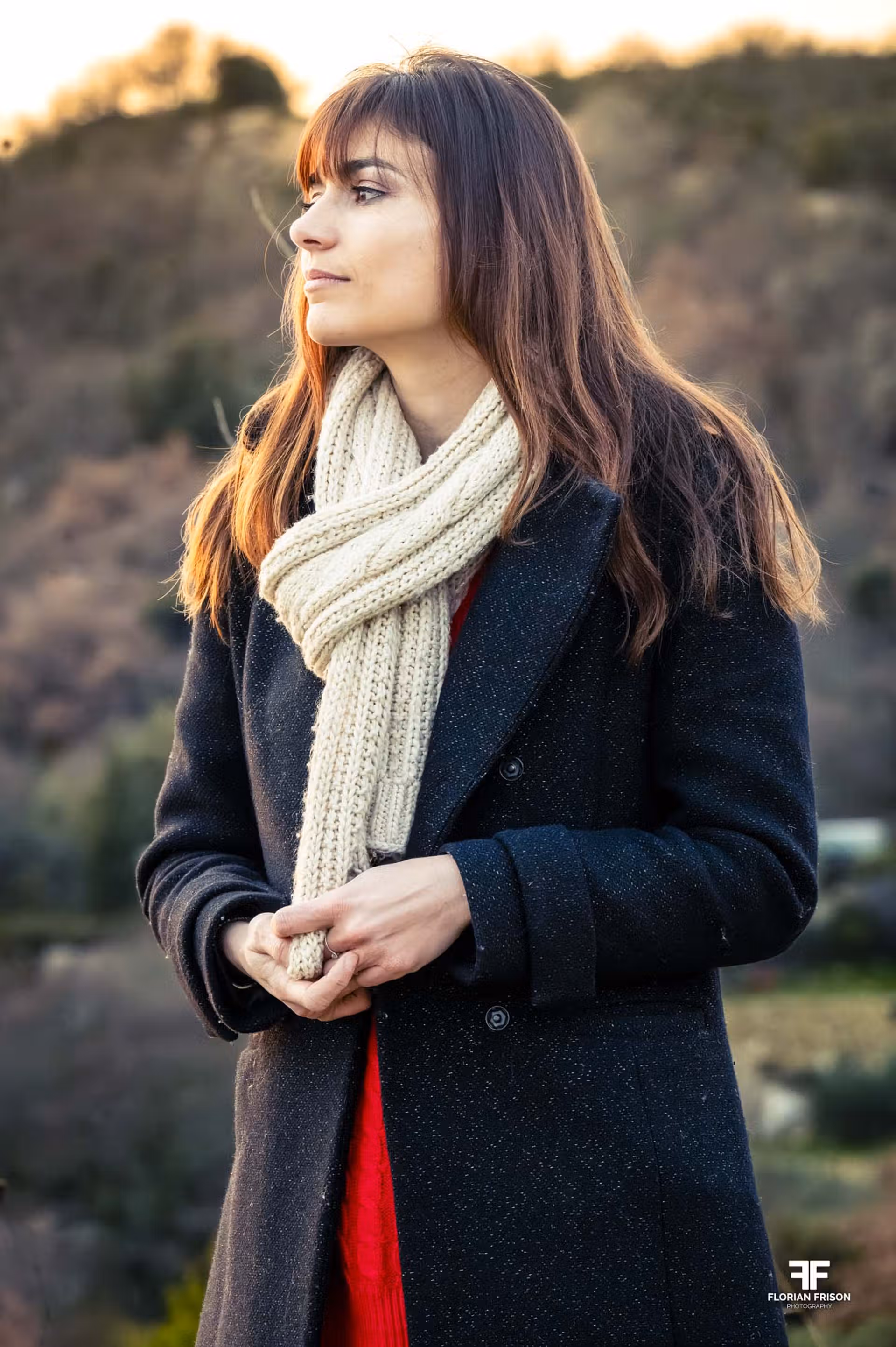 Portrait lifestyle naturel d'une jeune femme assise sur les rochers du plateau de Vernègues, près de Salon-de-Provence.