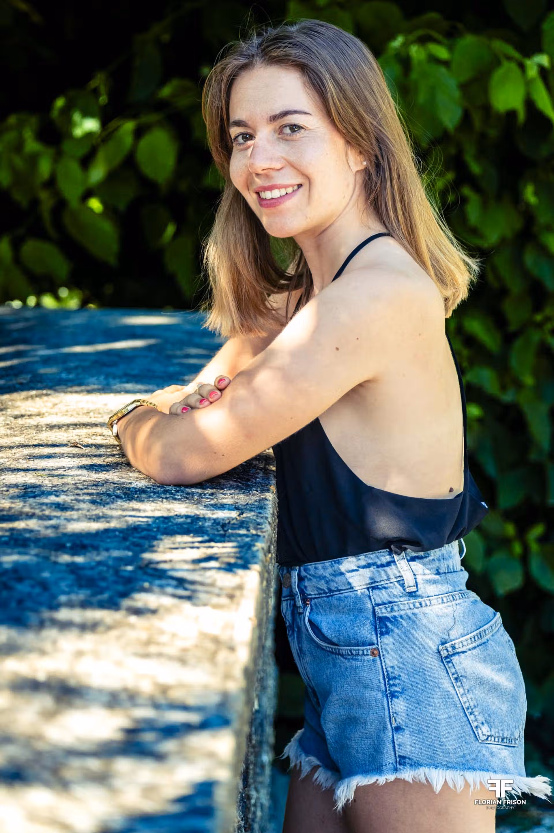 Portrait lors d'une séance photo lumière naturelle à Aix-les-Bains, près du lac du Bourget.