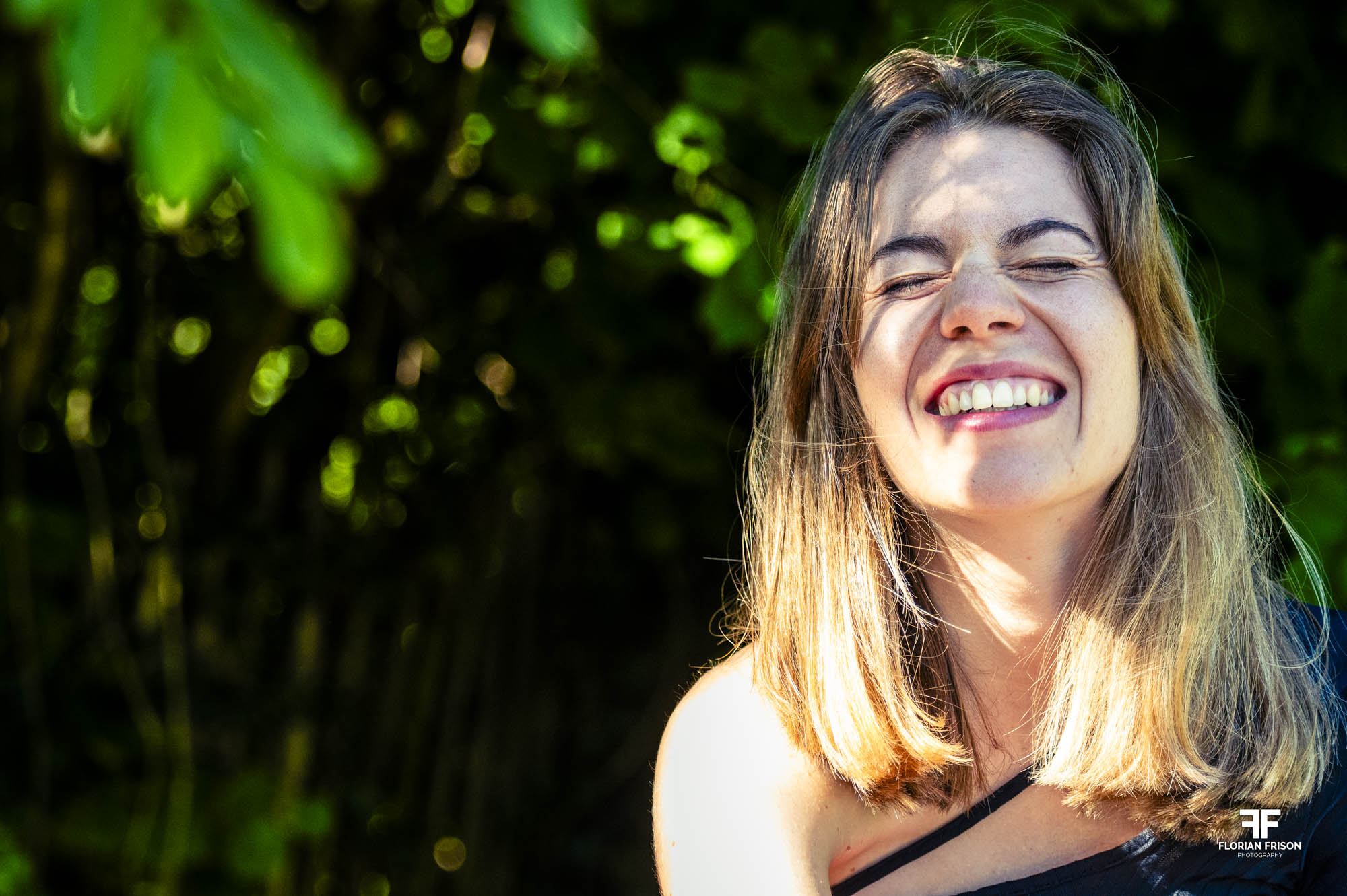 Portrait sur le vif du marié souriant lors d'une cérémonie de mariage à la mairie de Sault, au pied du Mont Ventoux.