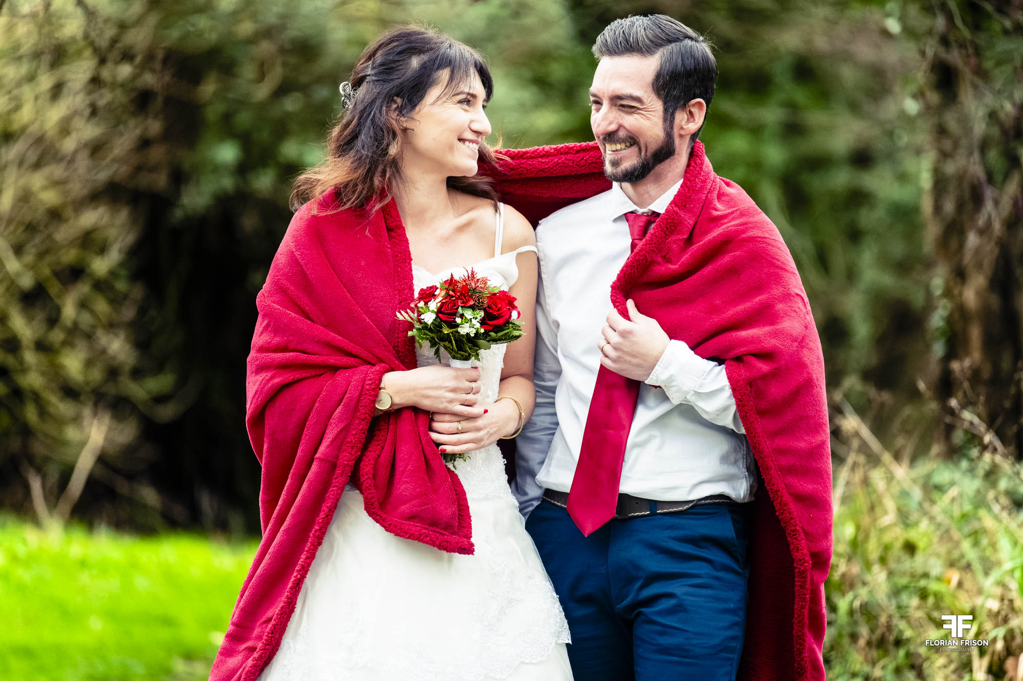 Couple complice lors d'une séance photo romantique en automne à Fontaine de Vaucluse.