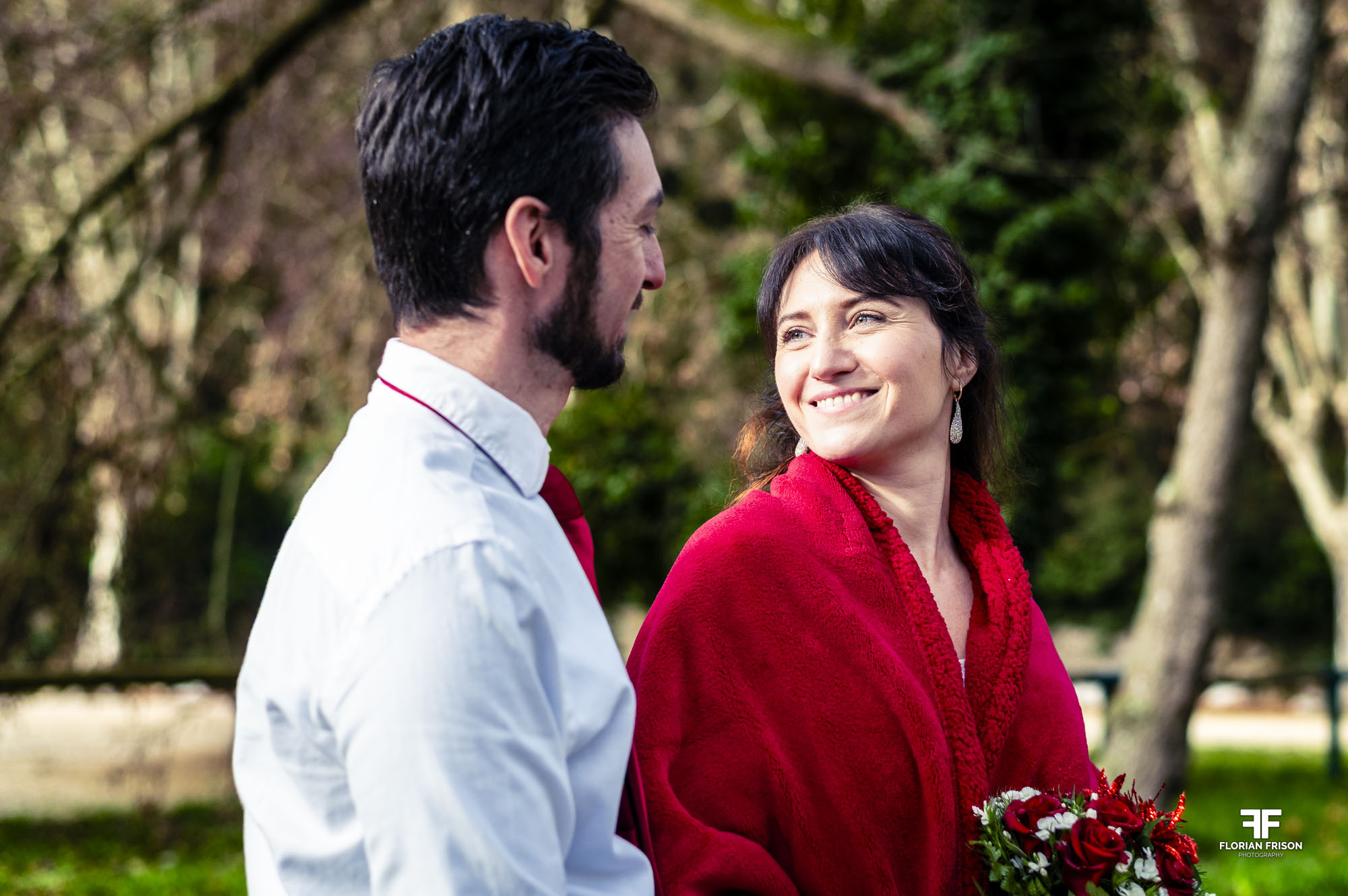 Couple complice lors d'une séance photo romantique en automne à Fontaine de Vaucluse.
