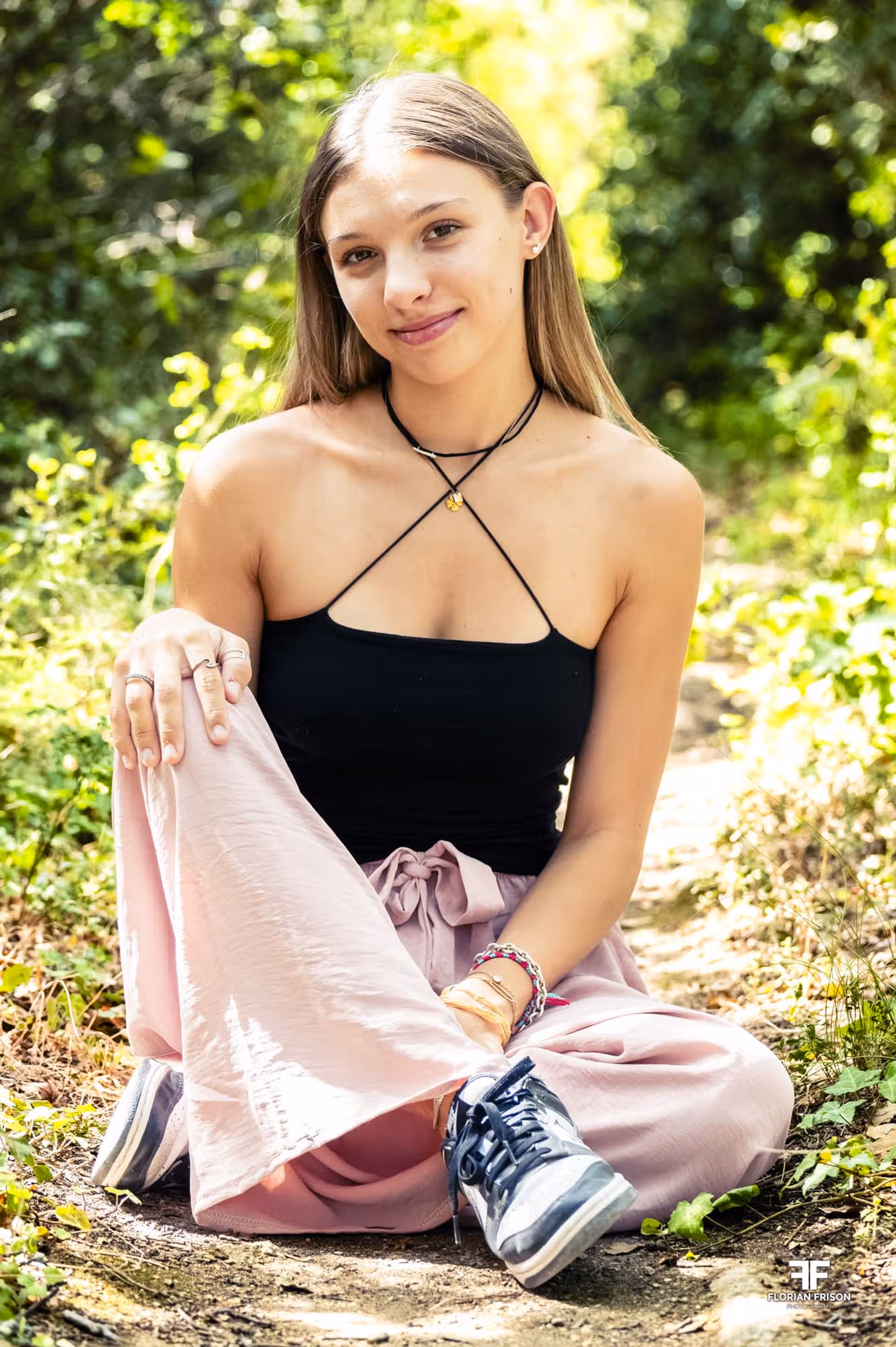 Portrait lifestyle naturel d'une jeune femme au sommet du plateau de Vernègues, près de Salon-de-Provence.