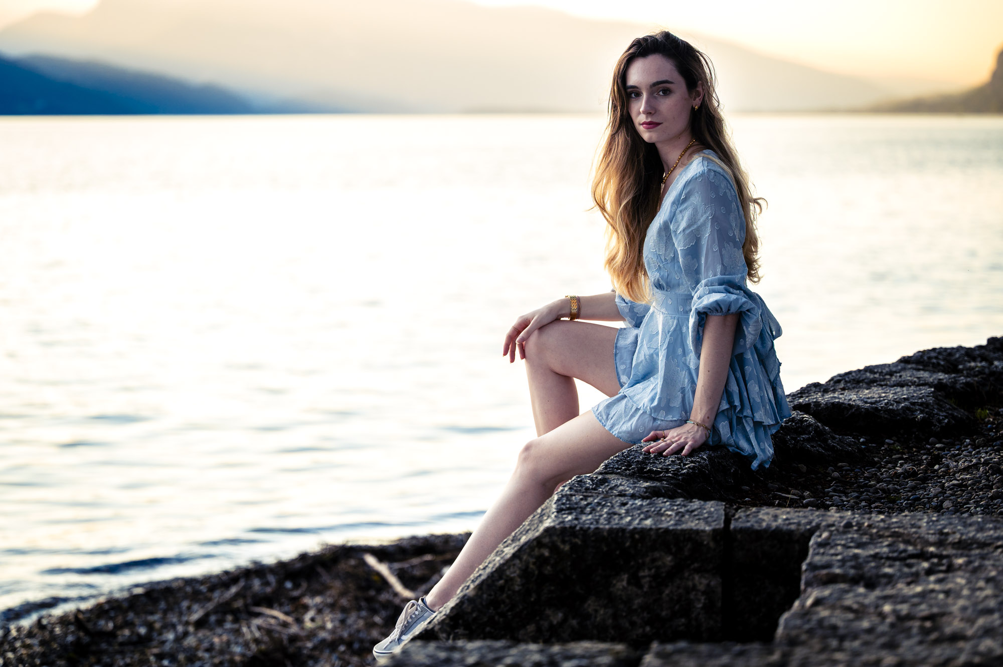 Portrait d'une femme en robe bleue au coucher du soleil sur les rives du Lac du Bourget, près d'Aix-les-Bains et Chambéry.