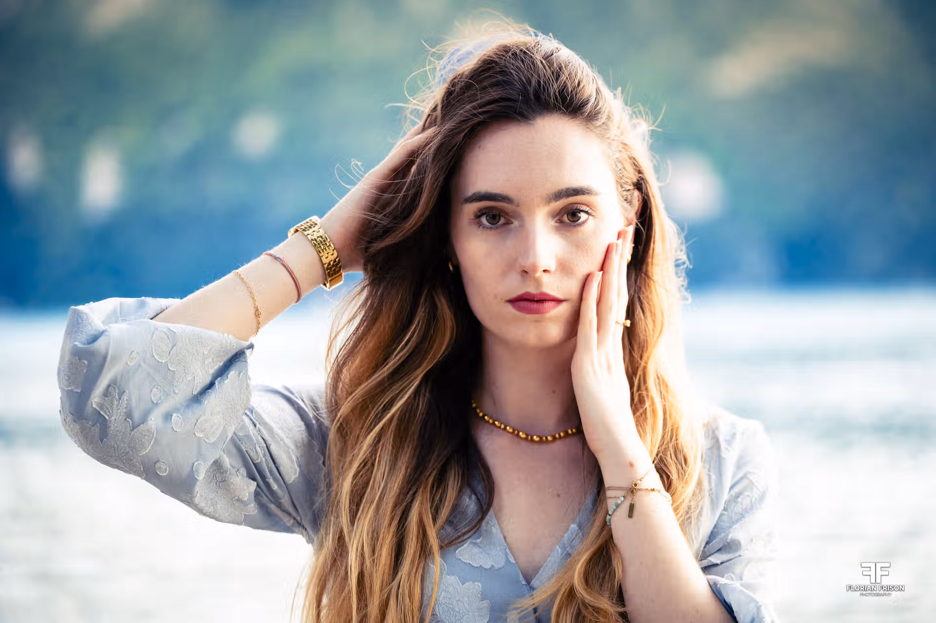 Portrait naturel et détendu d'une femme en bord de lac, lumière douce.