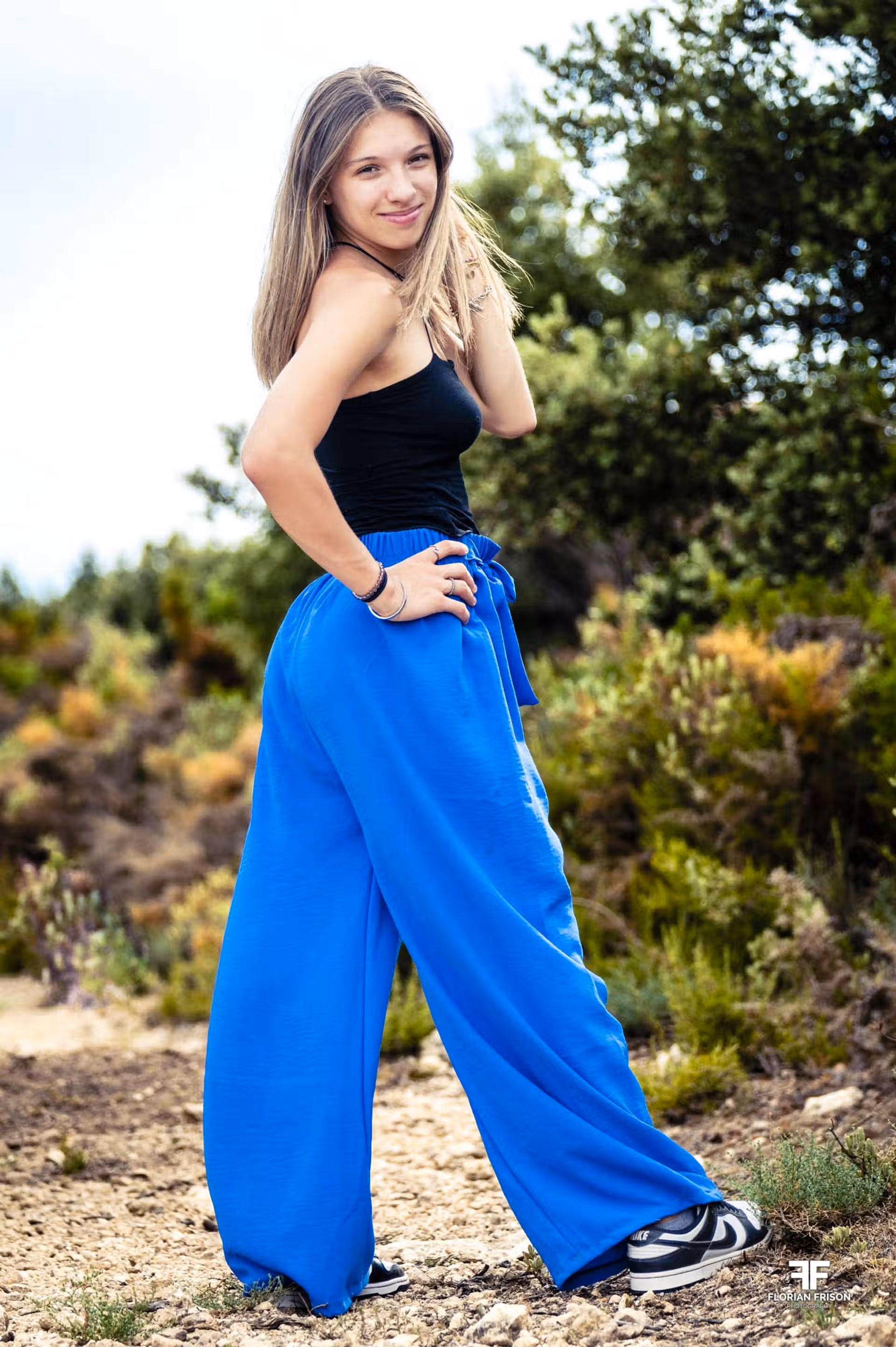 Portrait lifestyle naturel d'une jeune femme au sommet du plateau de Ceze, près de Salon-de-Provence.