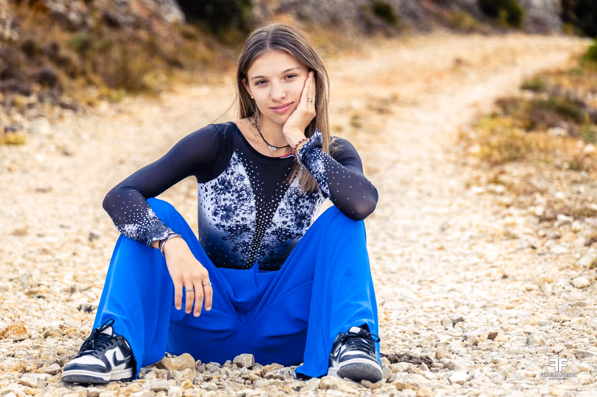Portrait lifestyle naturel d'une jeune femme au sommet du plateau de Ceze, près de Salon-de-Provence.