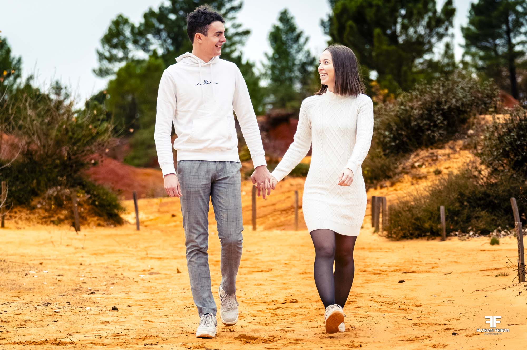 Couple d'amoureux s'enlaçant tendrement au milieu des ocres du Colorado Provençal à Rustrel.