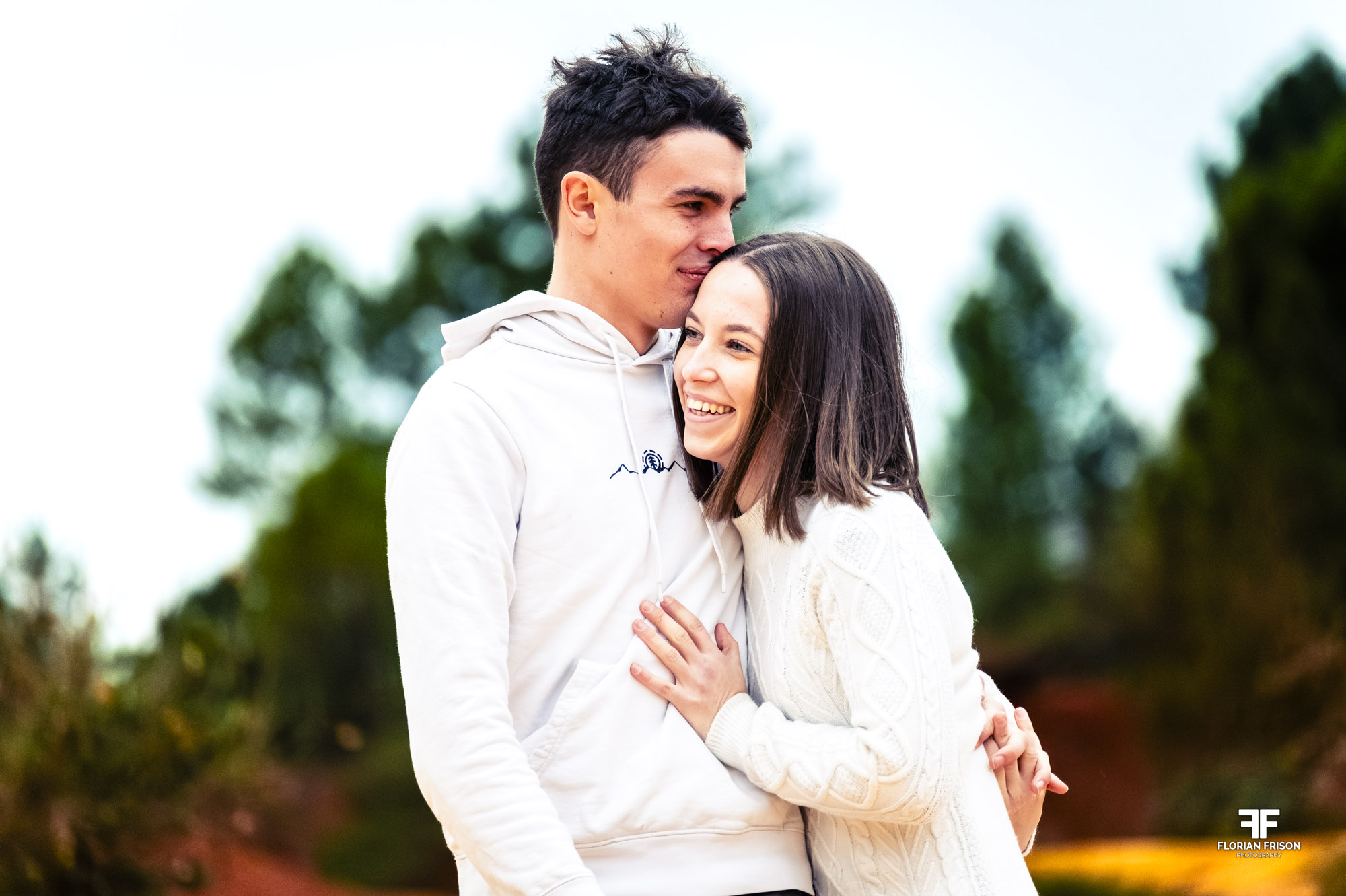 Couple d'amoureux s'enlaçant tendrement au milieu des ocres du Colorado Provençal à Rustrel.