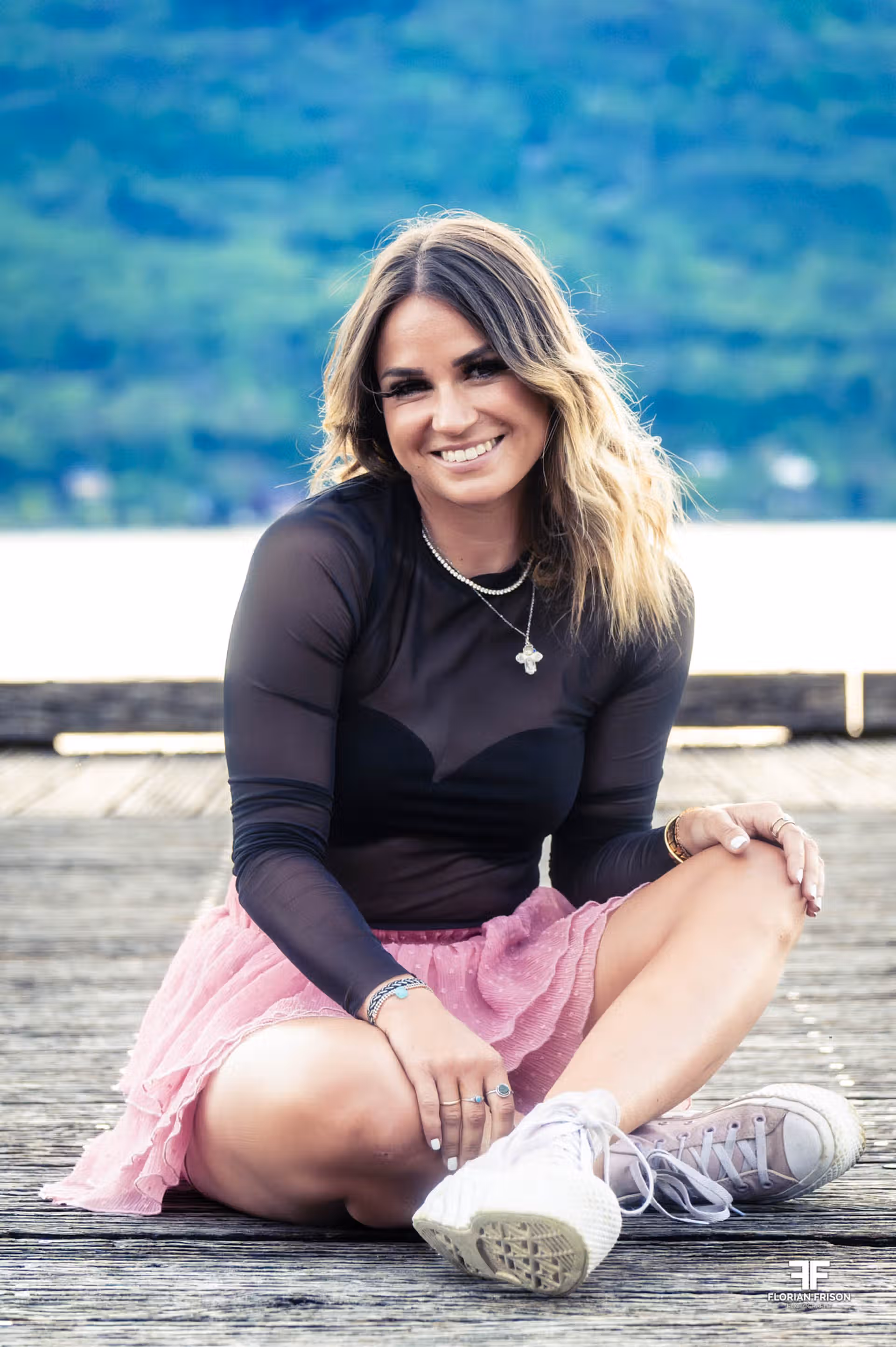 Séance portrait lifestyle de la cycliste professionnelle Julia Aubry, posant sur un ponton au Lac du Bourget en Savoie.