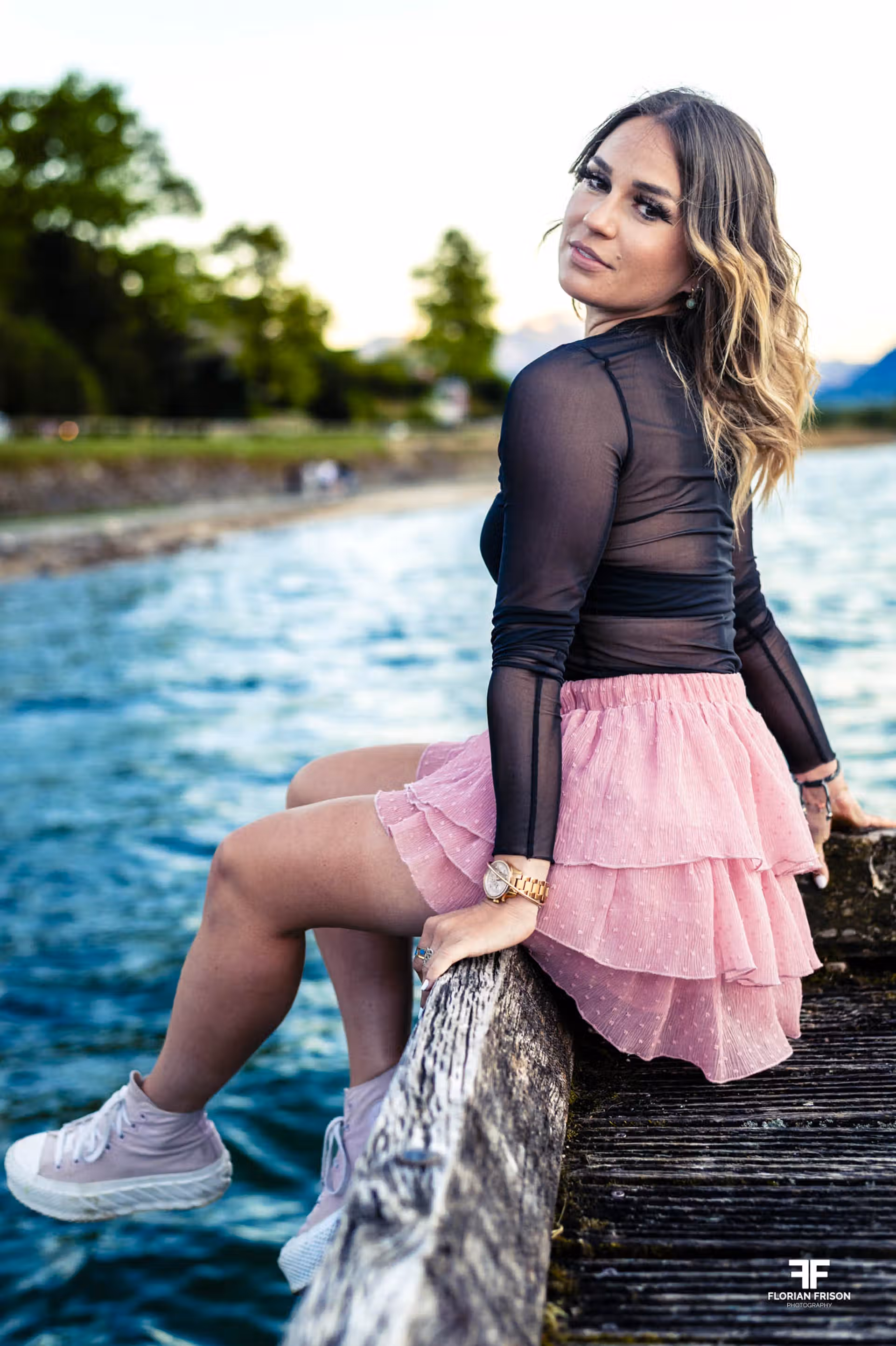 Séance portrait lifestyle de la cycliste professionnelle Julia Aubry, posant sur un ponton au Lac du Bourget en Savoie.