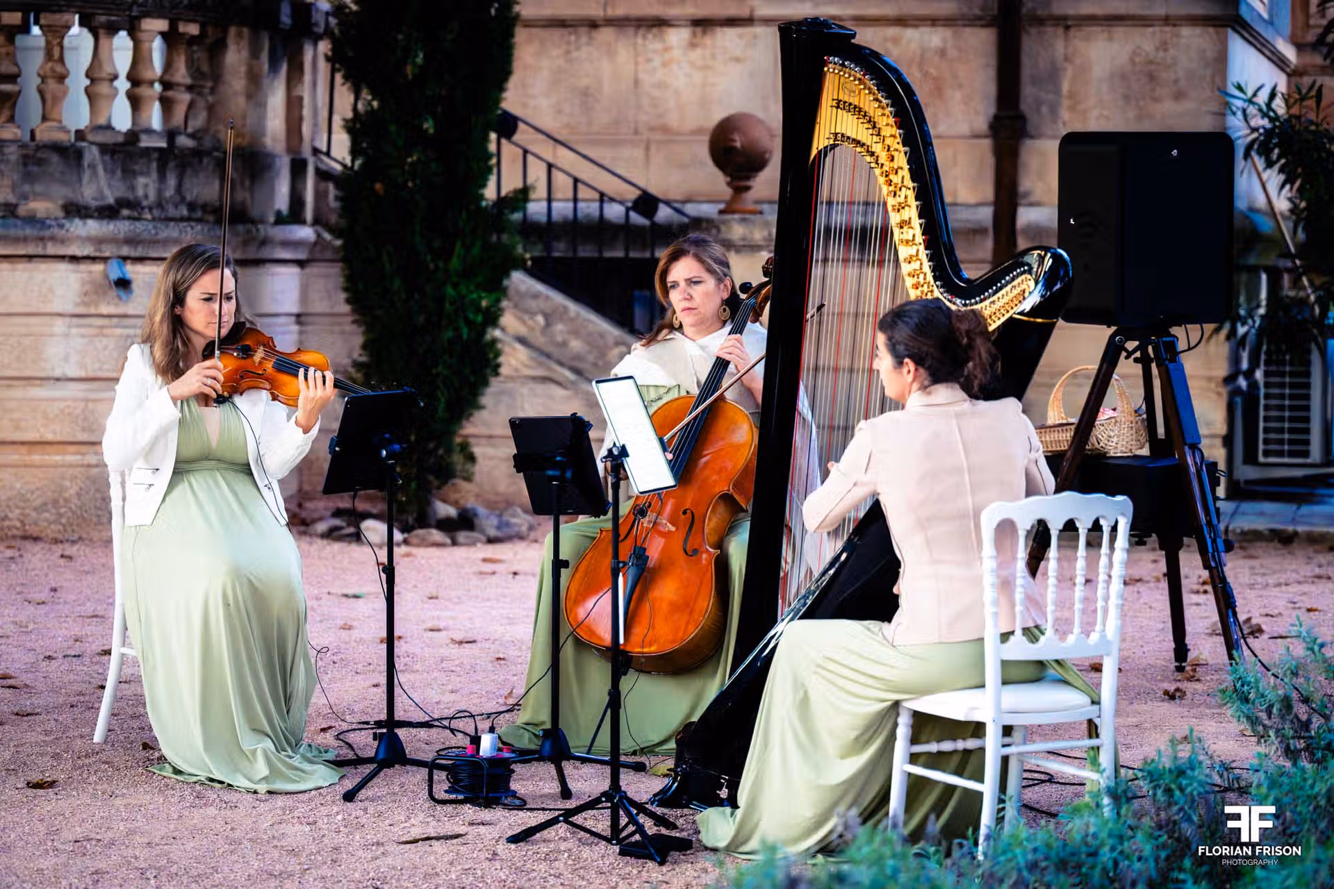Trio de musiciennes avec harpe et violoncelle animant le vin d'honneur dans les jardins du Château La Beaumetane.